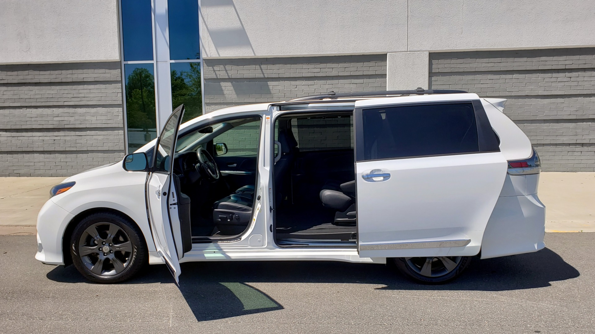 Used 2015 Toyota SIENNA SE 3.5L / FWD / 3-ROWS / 8-PASS / SUNROOF / DVD / REARVIEW for sale Sold at Formula Imports in Charlotte NC 28227 6