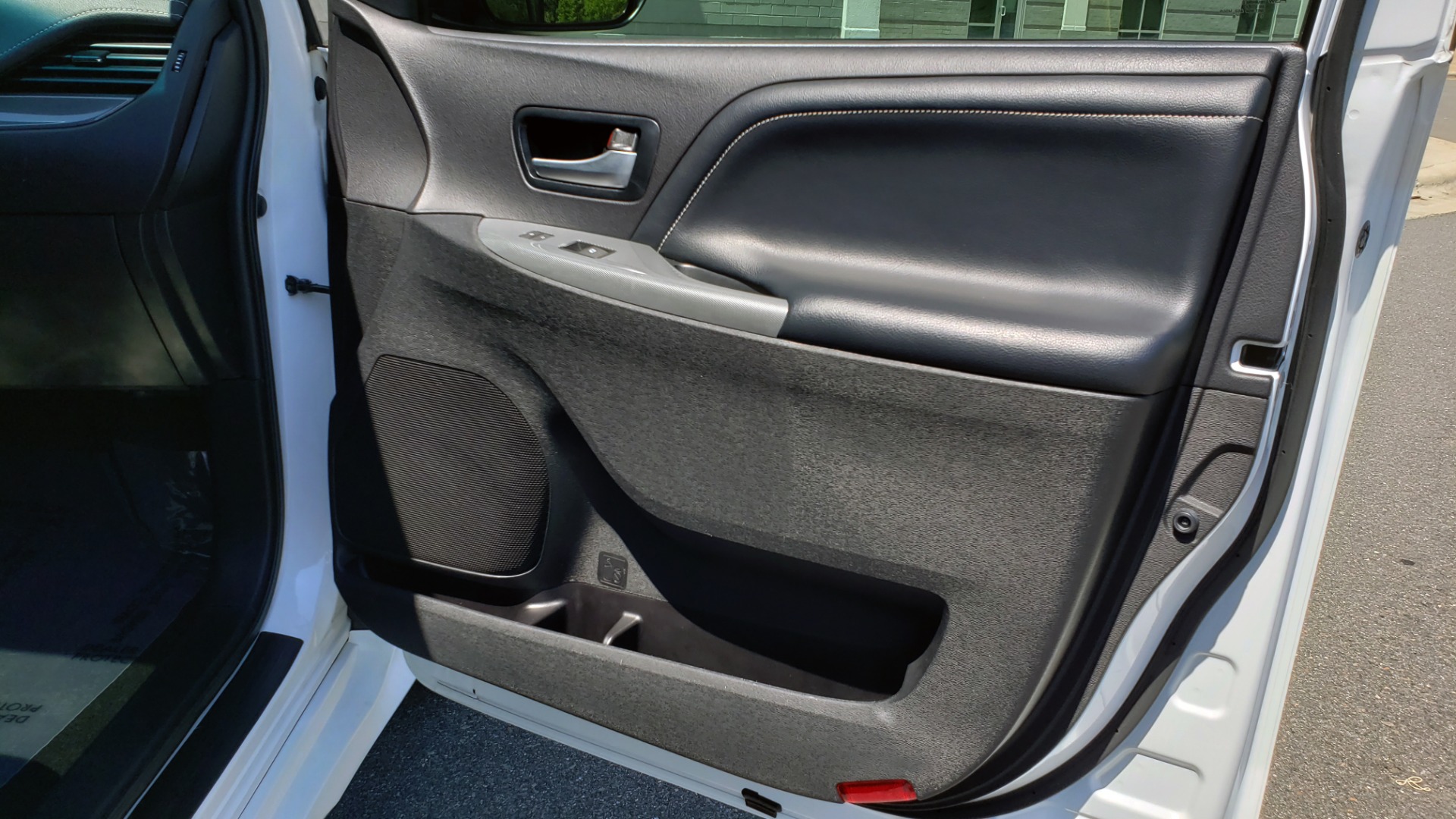Used 2015 Toyota SIENNA SE 3.5L / FWD / 3-ROWS / 8-PASS / SUNROOF / DVD / REARVIEW for sale Sold at Formula Imports in Charlotte NC 28227 60