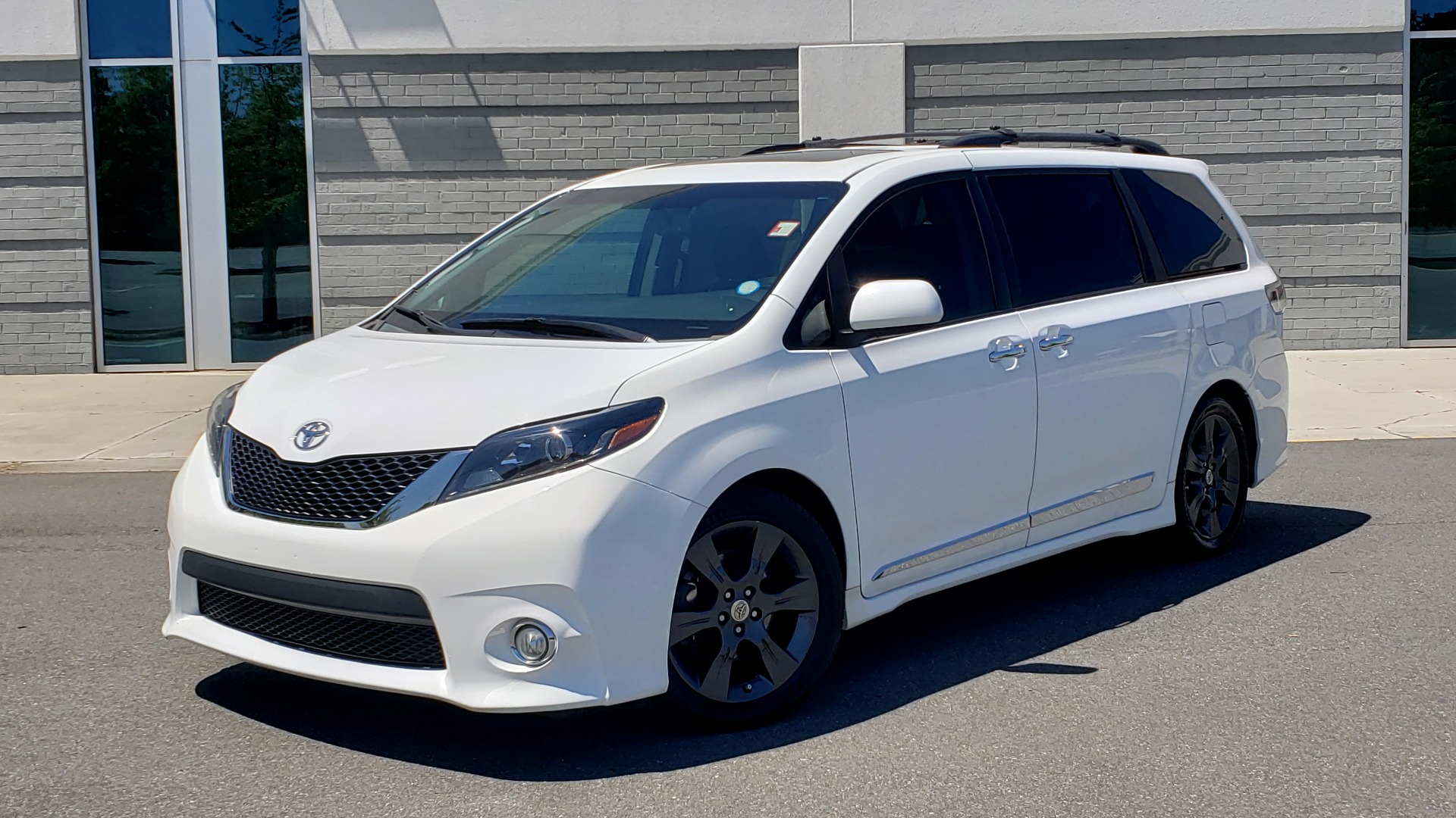 Used 2015 Toyota SIENNA SE 3.5L / FWD / 3-ROWS / 8-PASS / SUNROOF / DVD / REARVIEW for sale Sold at Formula Imports in Charlotte NC 28227 7