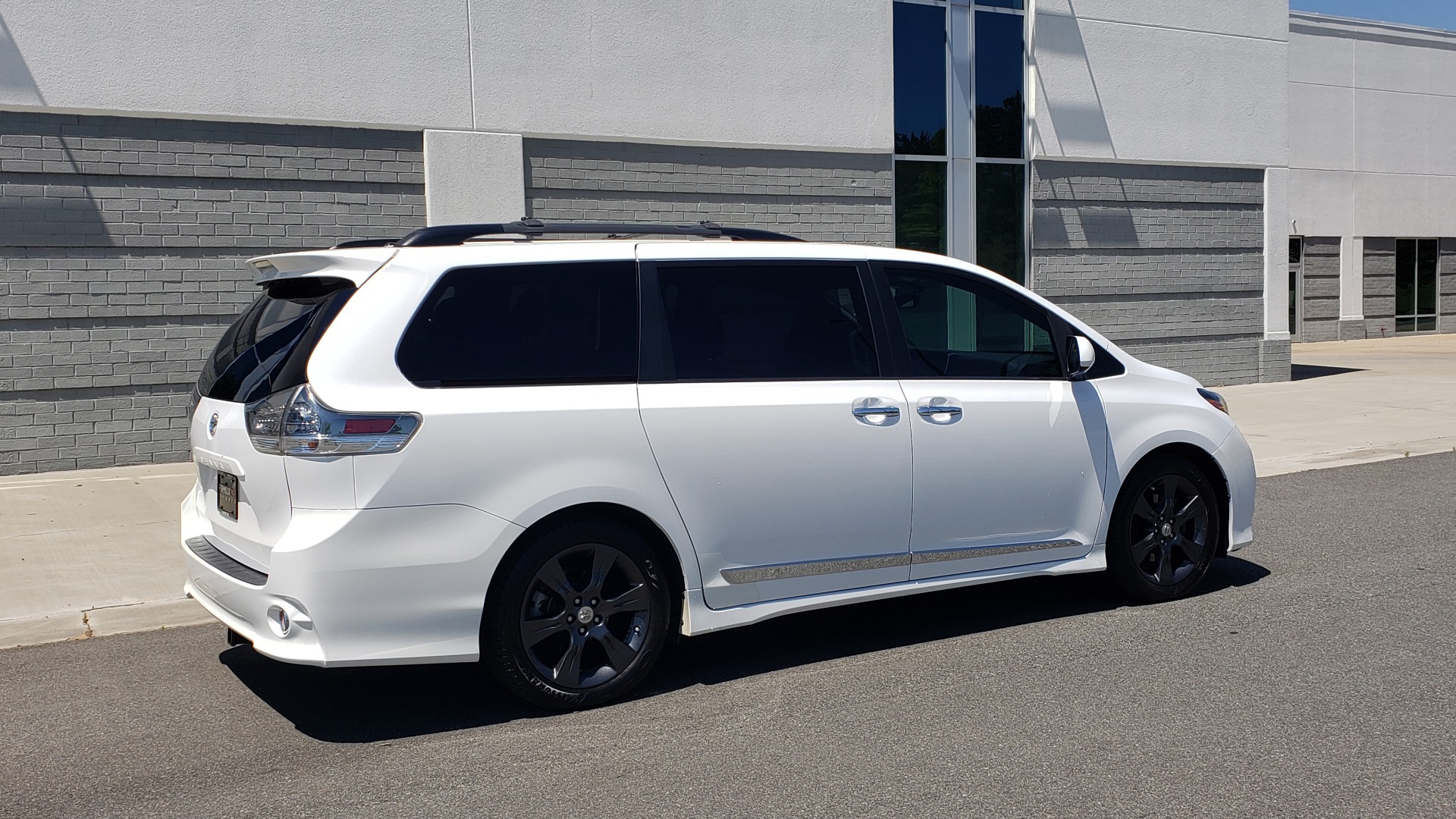 Used 2015 Toyota SIENNA SE 3.5L / FWD / 3-ROWS / 8-PASS / SUNROOF / DVD / REARVIEW for sale Sold at Formula Imports in Charlotte NC 28227 9