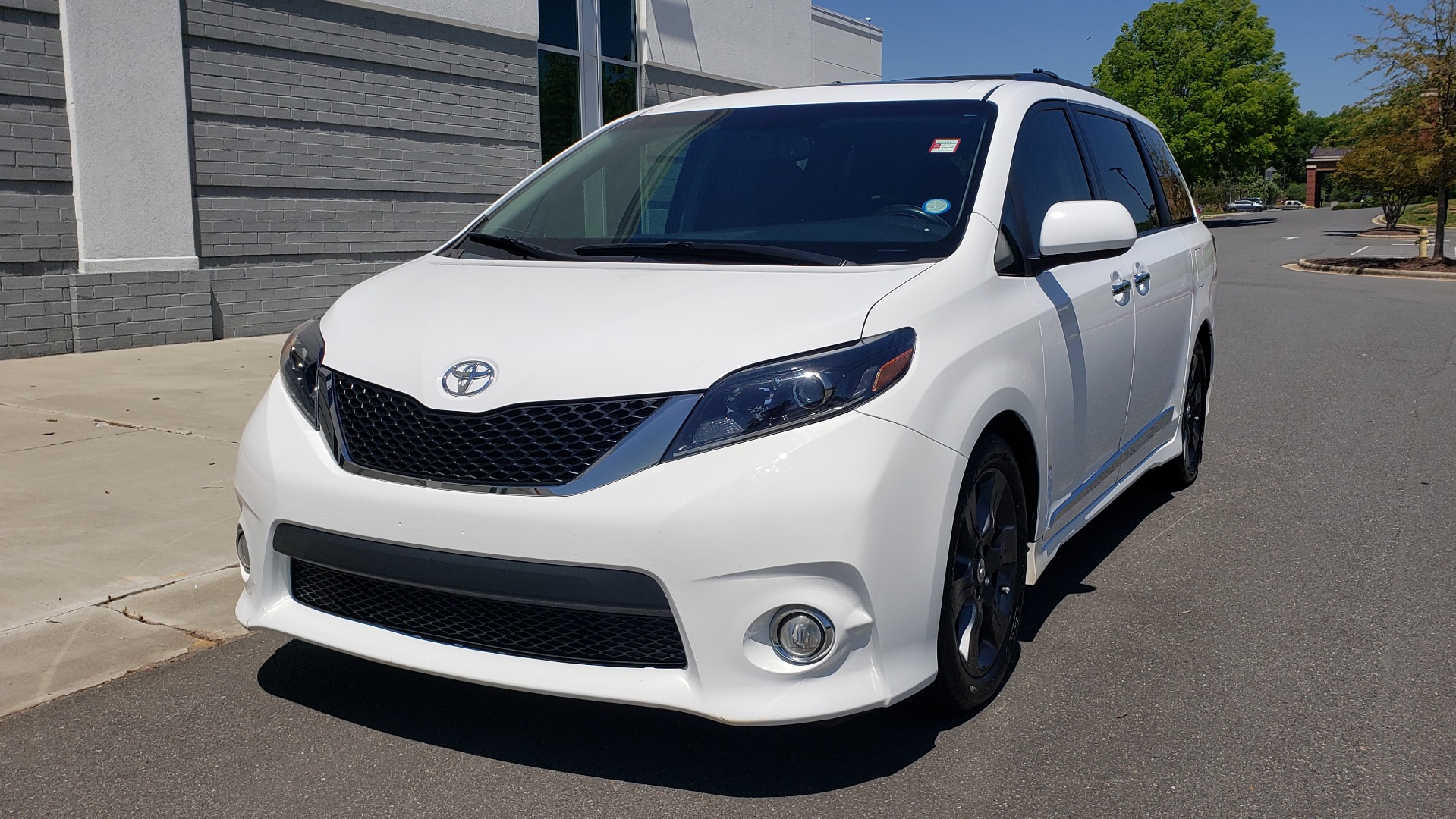 Used 2015 Toyota SIENNA SE 3.5L / FWD / 3-ROWS / 8-PASS / SUNROOF / DVD / REARVIEW for sale Sold at Formula Imports in Charlotte NC 28227 1