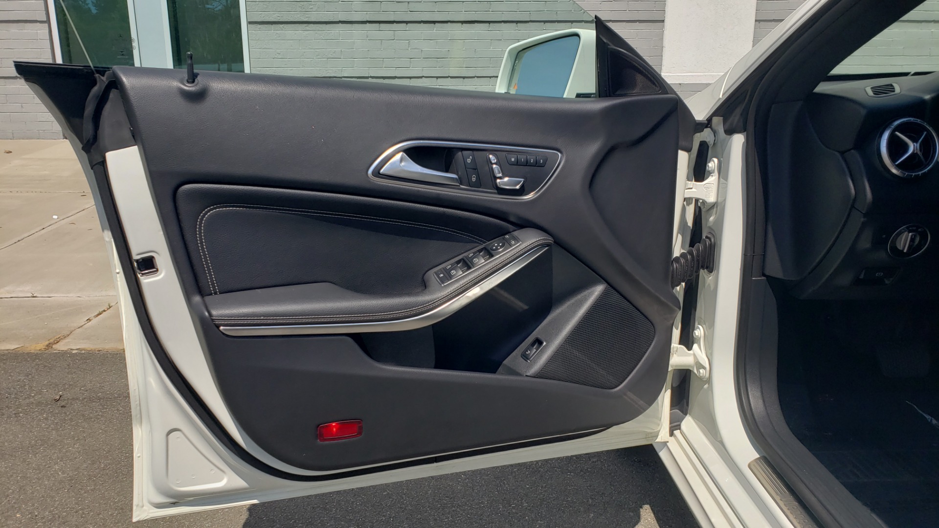 Used 2018 Mercedes-Benz CLA 250 4MATIC PREMIUM / PANO-ROOF / CONV PKG / APPLE / REARVIEW for sale Sold at Formula Imports in Charlotte NC 28227 29