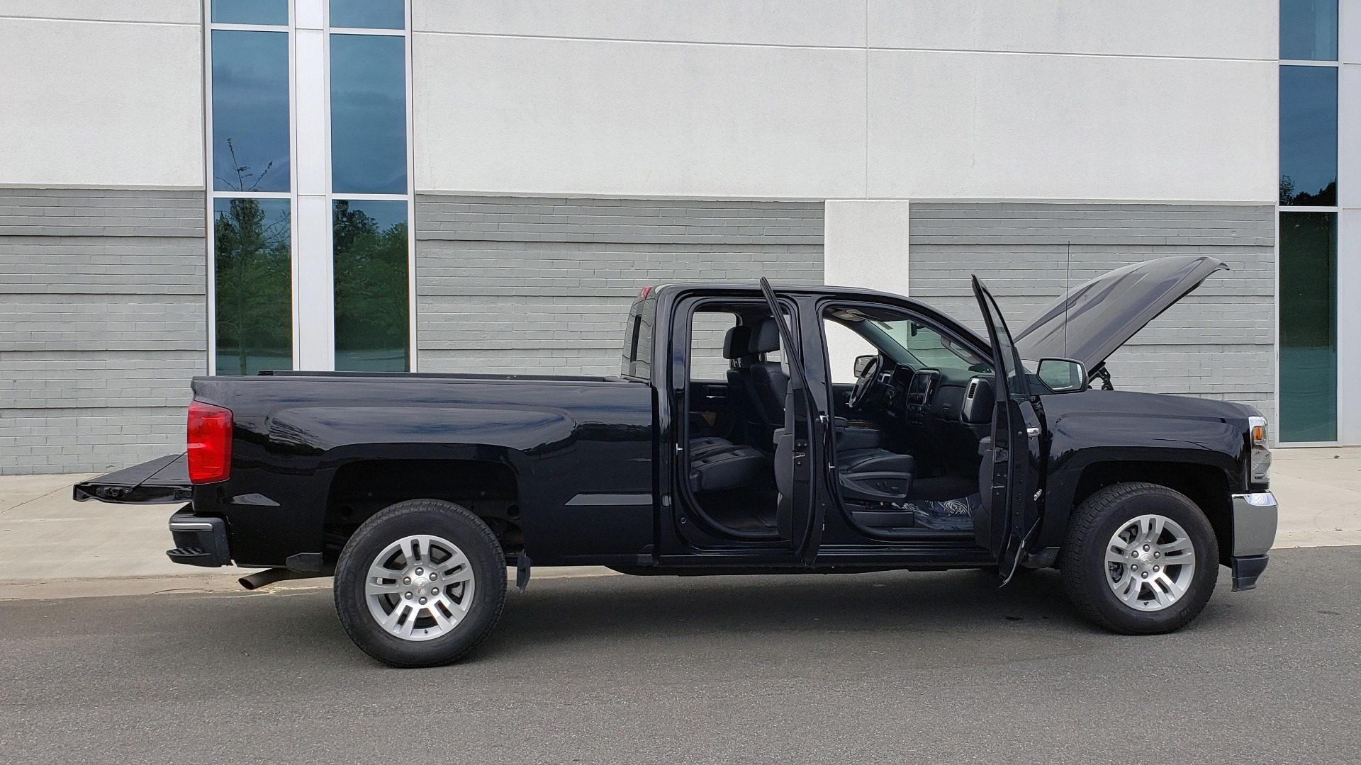Used 2018 Chevrolet SILVERADO 1500 LTZ 1LZ / 5.3L V8 / 2WD / 6-SPD AUTO / DOUBLECAB / REARVIEW for sale Sold at Formula Imports in Charlotte NC 28227 10