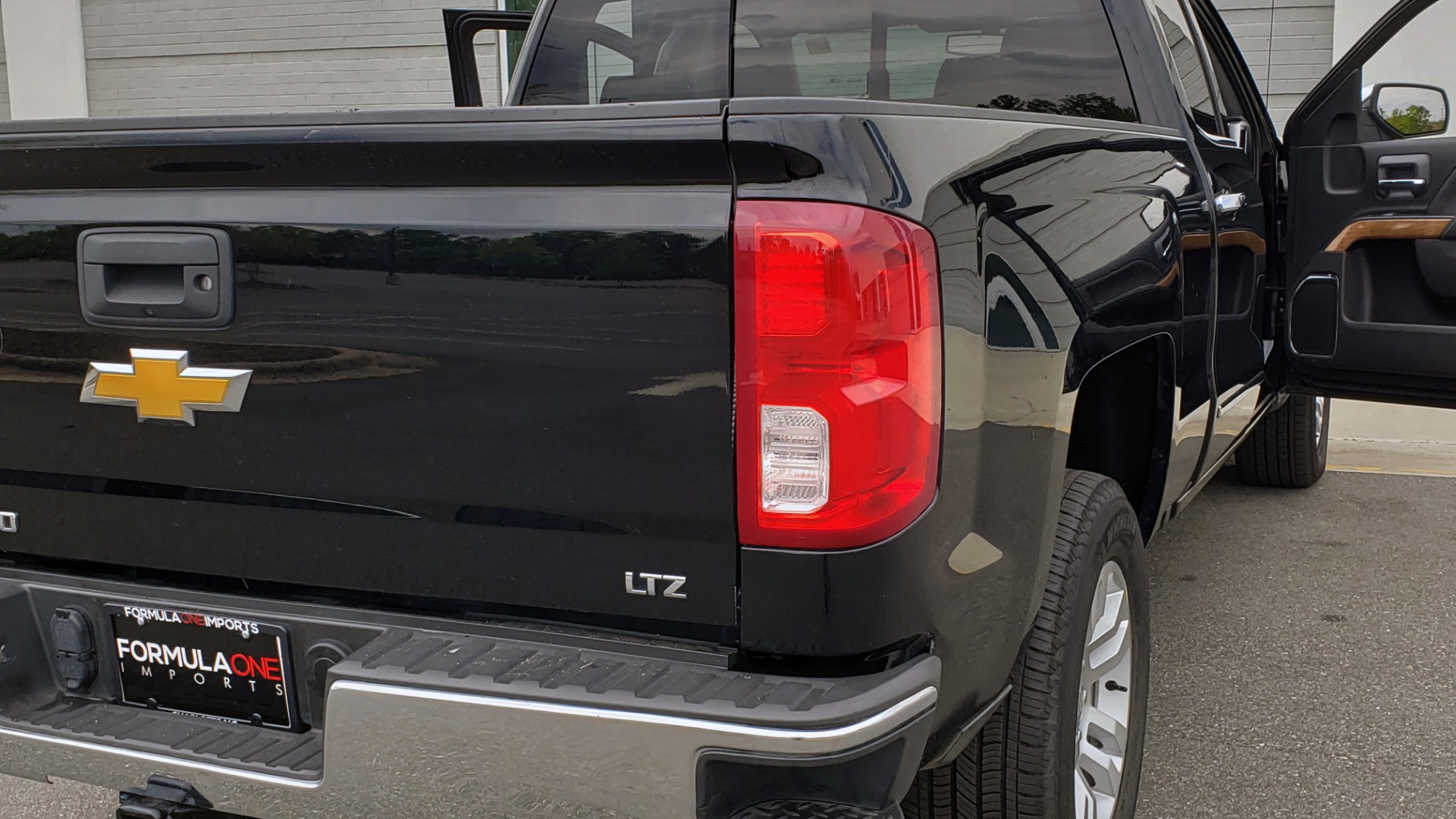 Used 2018 Chevrolet SILVERADO 1500 LTZ 1LZ / 5.3L V8 / 2WD / 6-SPD AUTO / DOUBLECAB / REARVIEW for sale Sold at Formula Imports in Charlotte NC 28227 23