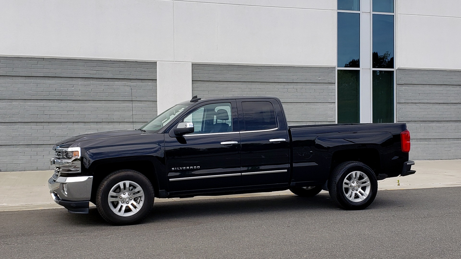 Used 2018 Chevrolet SILVERADO 1500 LTZ 1LZ / 5.3L V8 / 2WD / 6-SPD AUTO / DOUBLECAB / REARVIEW for sale Sold at Formula Imports in Charlotte NC 28227 3