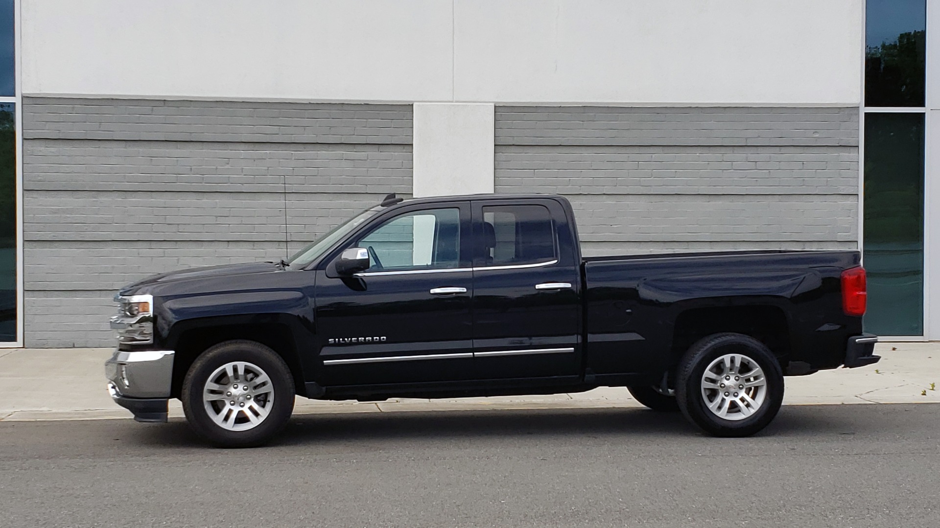 Used 2018 Chevrolet SILVERADO 1500 LTZ 1LZ / 5.3L V8 / 2WD / 6-SPD AUTO / DOUBLECAB / REARVIEW for sale Sold at Formula Imports in Charlotte NC 28227 4