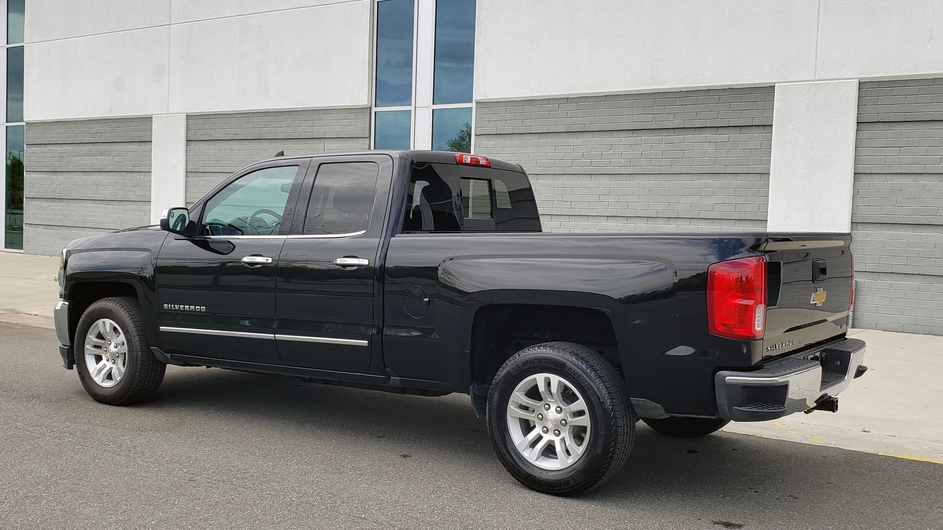 Used 2018 Chevrolet SILVERADO 1500 LTZ 1LZ / 5.3L V8 / 2WD / 6-SPD AUTO / DOUBLECAB / REARVIEW for sale Sold at Formula Imports in Charlotte NC 28227 5
