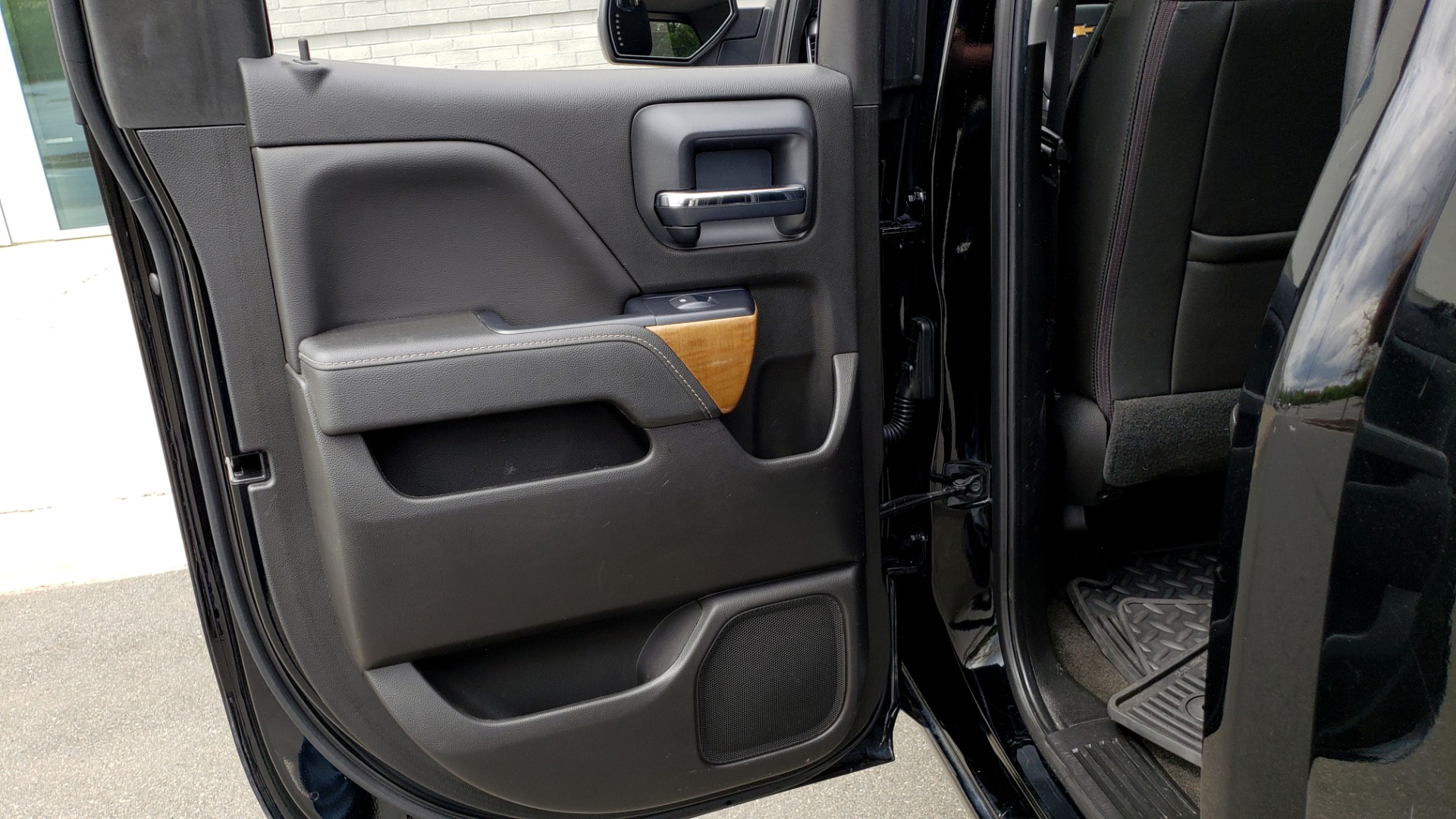 Used 2018 Chevrolet SILVERADO 1500 LTZ 1LZ / 5.3L V8 / 2WD / 6-SPD AUTO / DOUBLECAB / REARVIEW for sale Sold at Formula Imports in Charlotte NC 28227 52