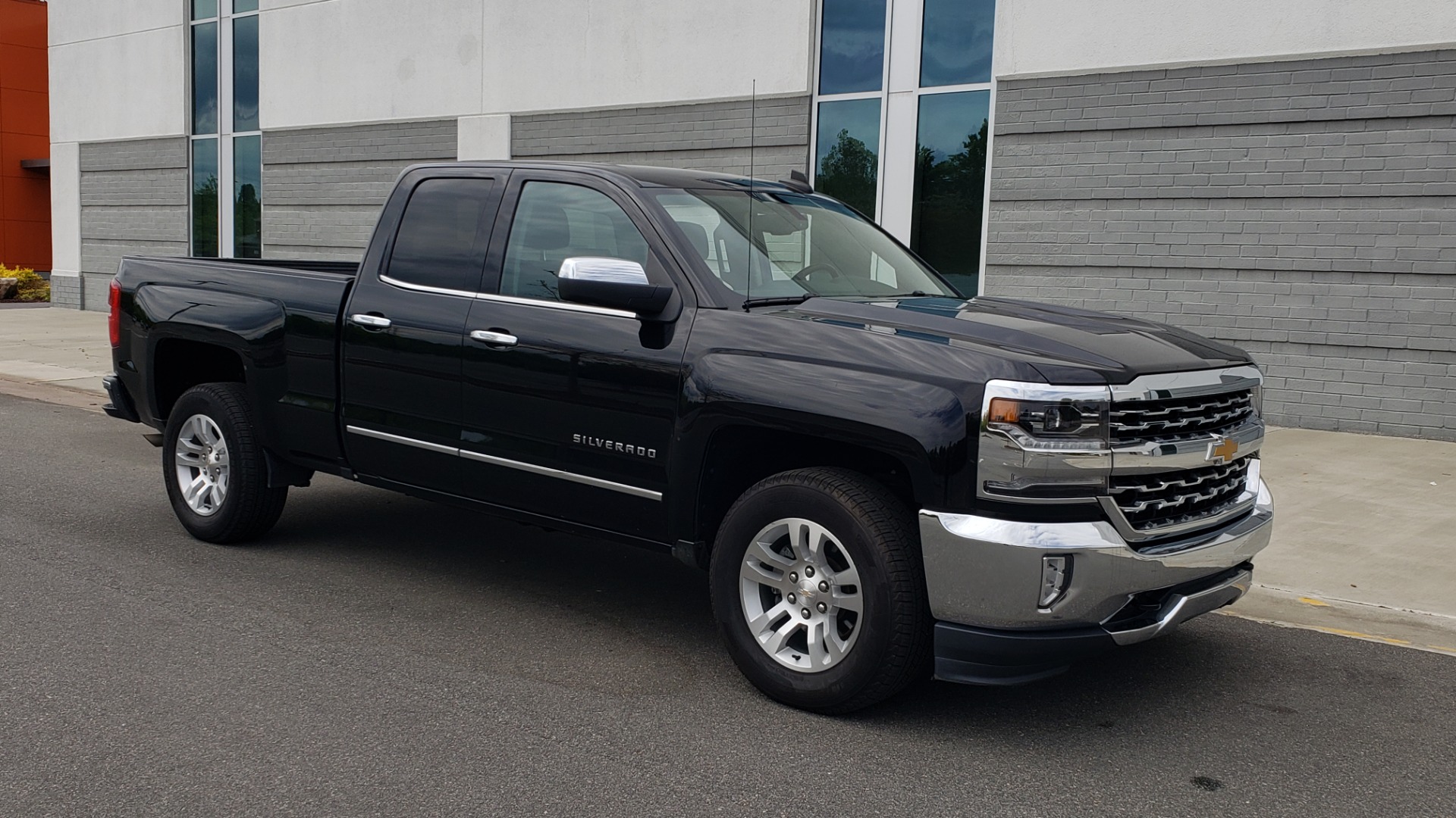 Used 2018 Chevrolet SILVERADO 1500 LTZ 1LZ / 5.3L V8 / 2WD / 6-SPD AUTO / DOUBLECAB / REARVIEW for sale Sold at Formula Imports in Charlotte NC 28227 6
