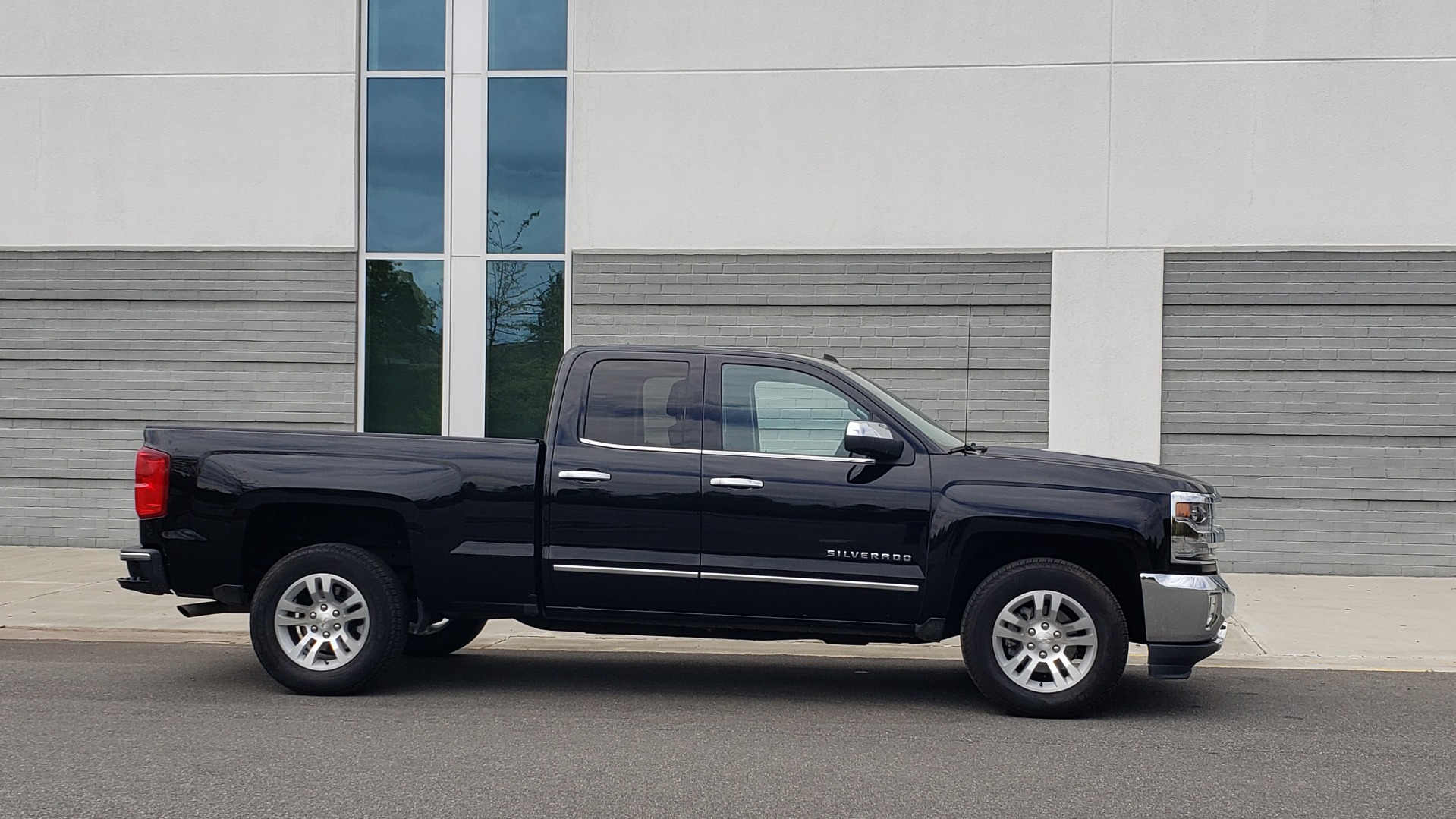 Used 2018 Chevrolet SILVERADO 1500 LTZ 1LZ / 5.3L V8 / 2WD / 6-SPD AUTO / DOUBLECAB / REARVIEW for sale Sold at Formula Imports in Charlotte NC 28227 7