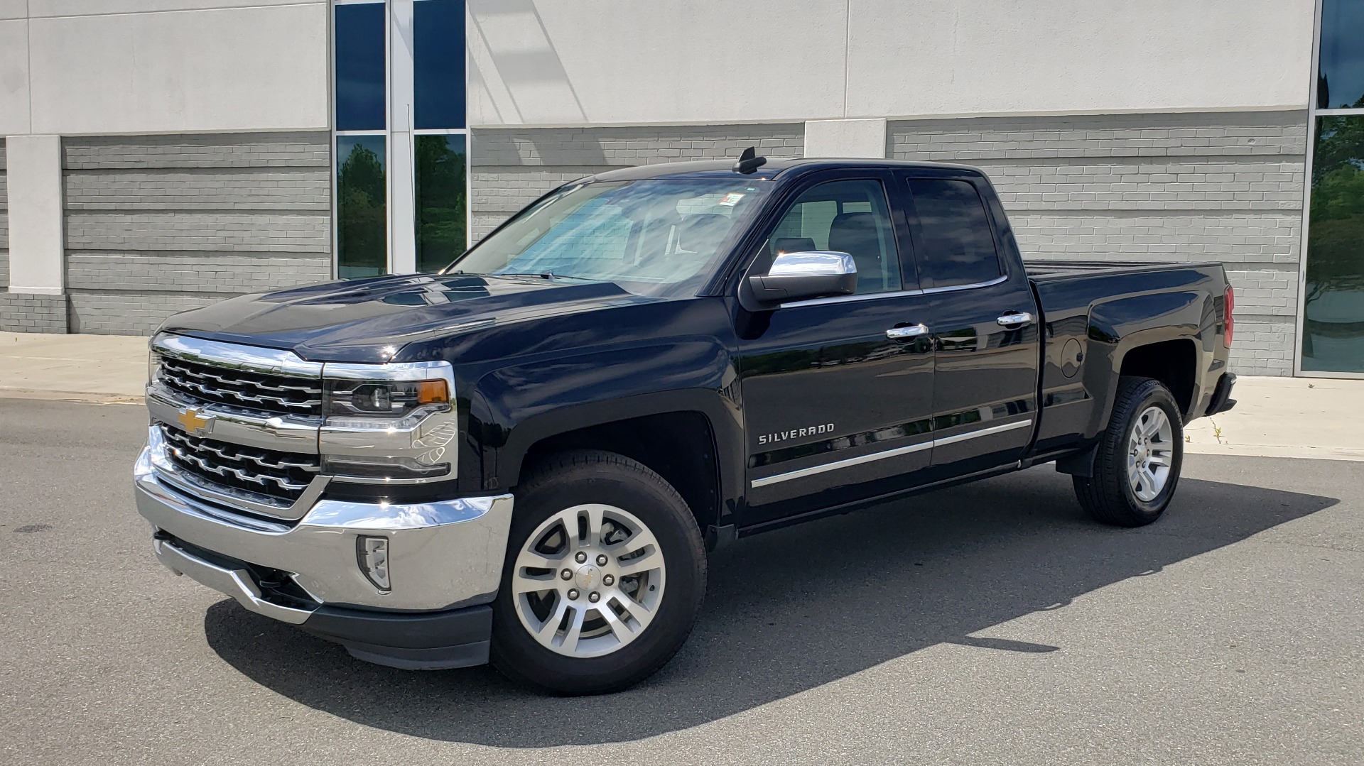 Used 2018 Chevrolet SILVERADO 1500 LTZ 1LZ / 5.3L V8 / 2WD / 6-SPD AUTO / DOUBLECAB / REARVIEW for sale Sold at Formula Imports in Charlotte NC 28227 1