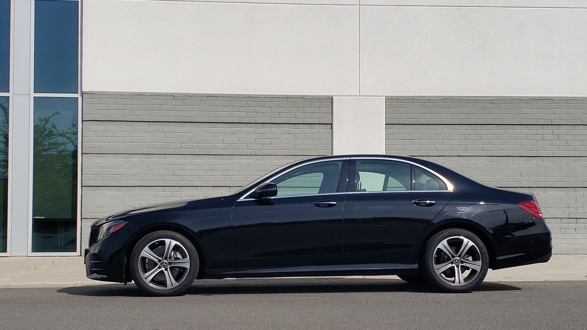 Used 2018 Mercedes-Benz E-CLASS E 300 PREMIUM / 4MATIC / NAV / SUNROOF / H/K SND / REARVIEW for sale Sold at Formula Imports in Charlotte NC 28227 4