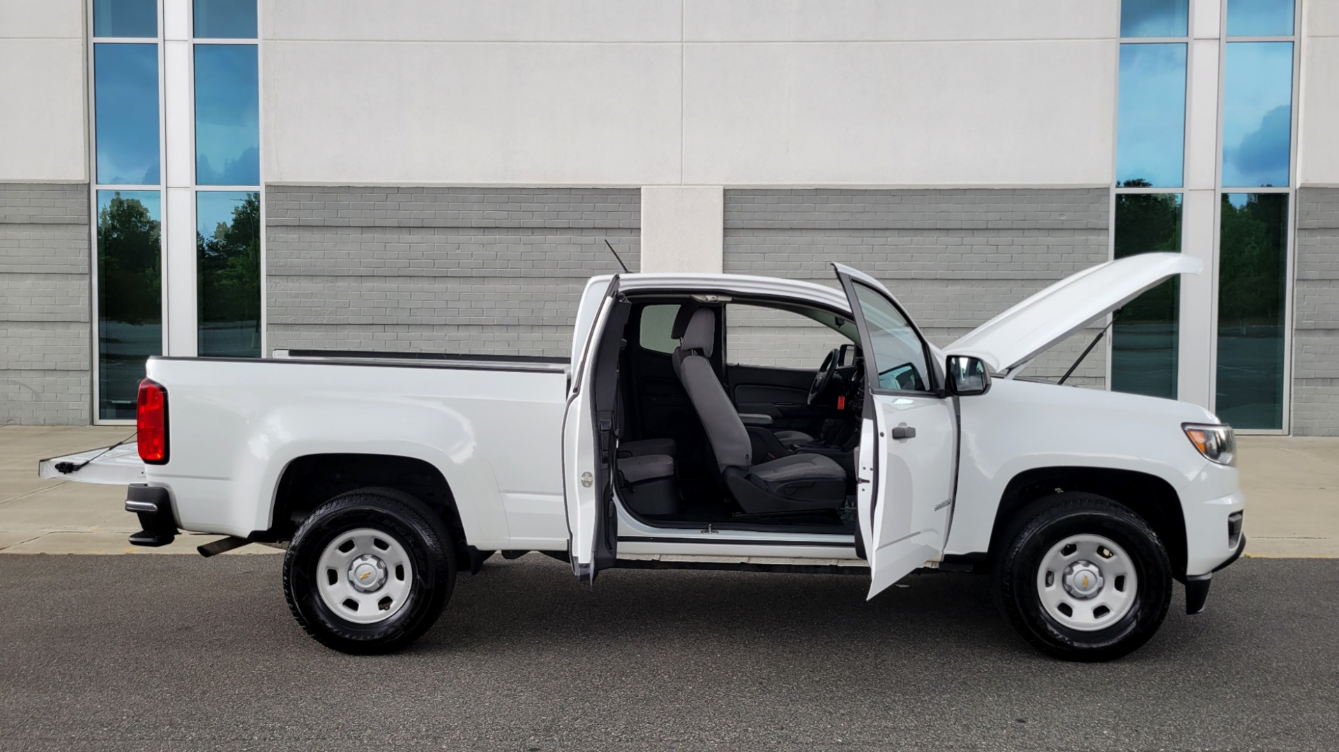 Used 2018 Chevrolet COLORADO EXT CAB / 2.5L / 2WD / 6-SPD AUTO / WORK TRUCK / REARVIEW for sale Sold at Formula Imports in Charlotte NC 28227 27