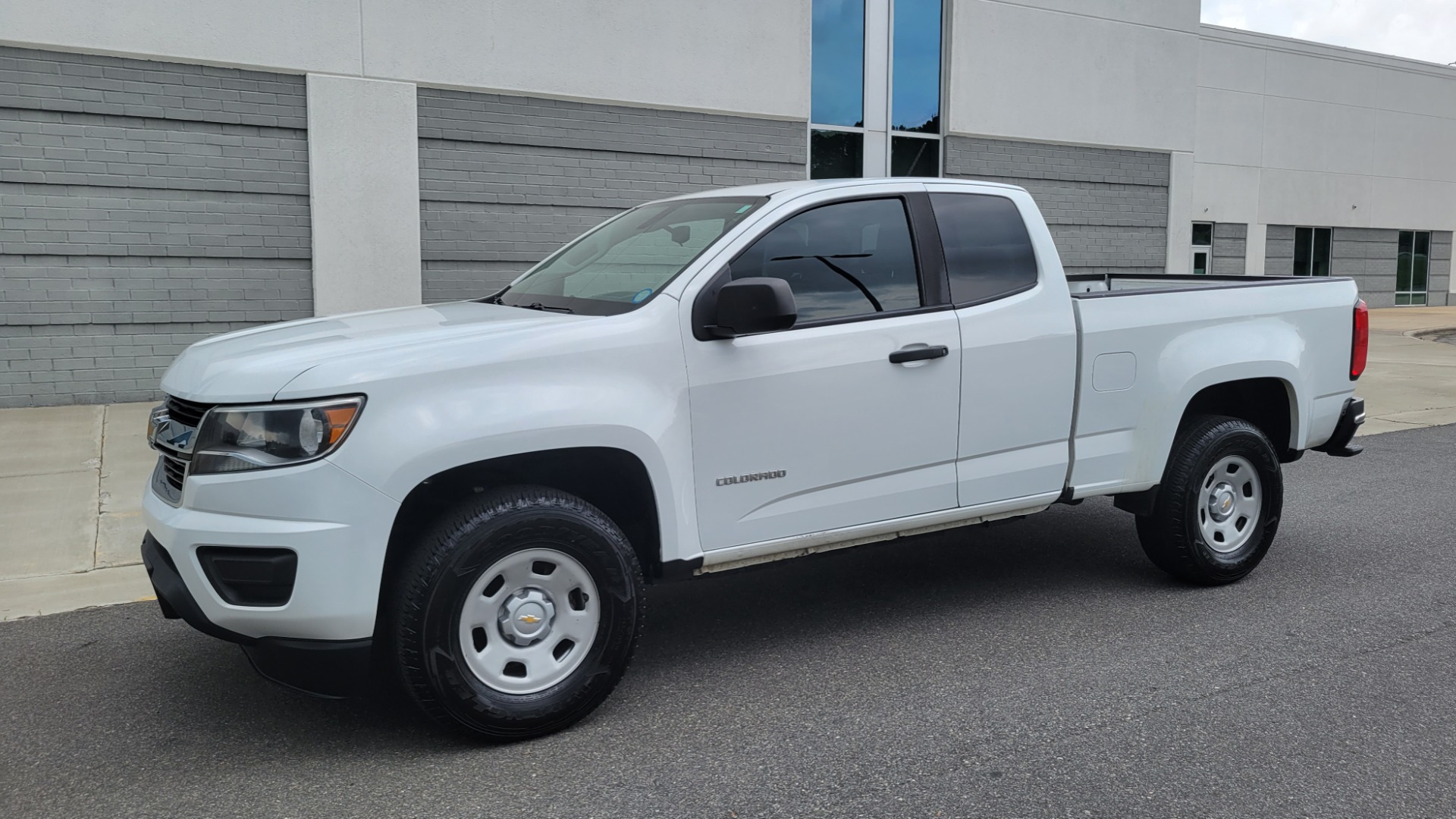 Used 2018 Chevrolet COLORADO EXT CAB / 2.5L / 2WD / 6-SPD AUTO / WORK TRUCK / REARVIEW for sale $22,495 at Formula Imports in Charlotte NC 28227 4