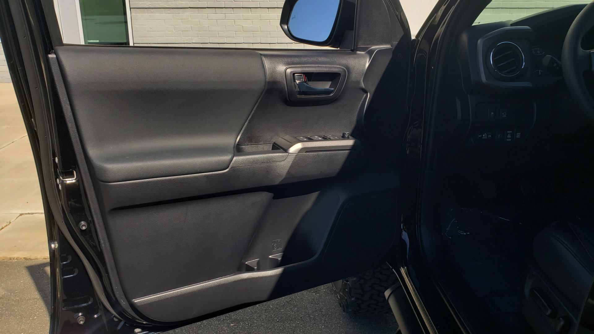 Used 2020 Toyota TACOMA 4WD TRD PRO / DOUBLECAB / 6-SPD MAN / NAV / SUNROOF / REARVIEW for sale Sold at Formula Imports in Charlotte NC 28227 31