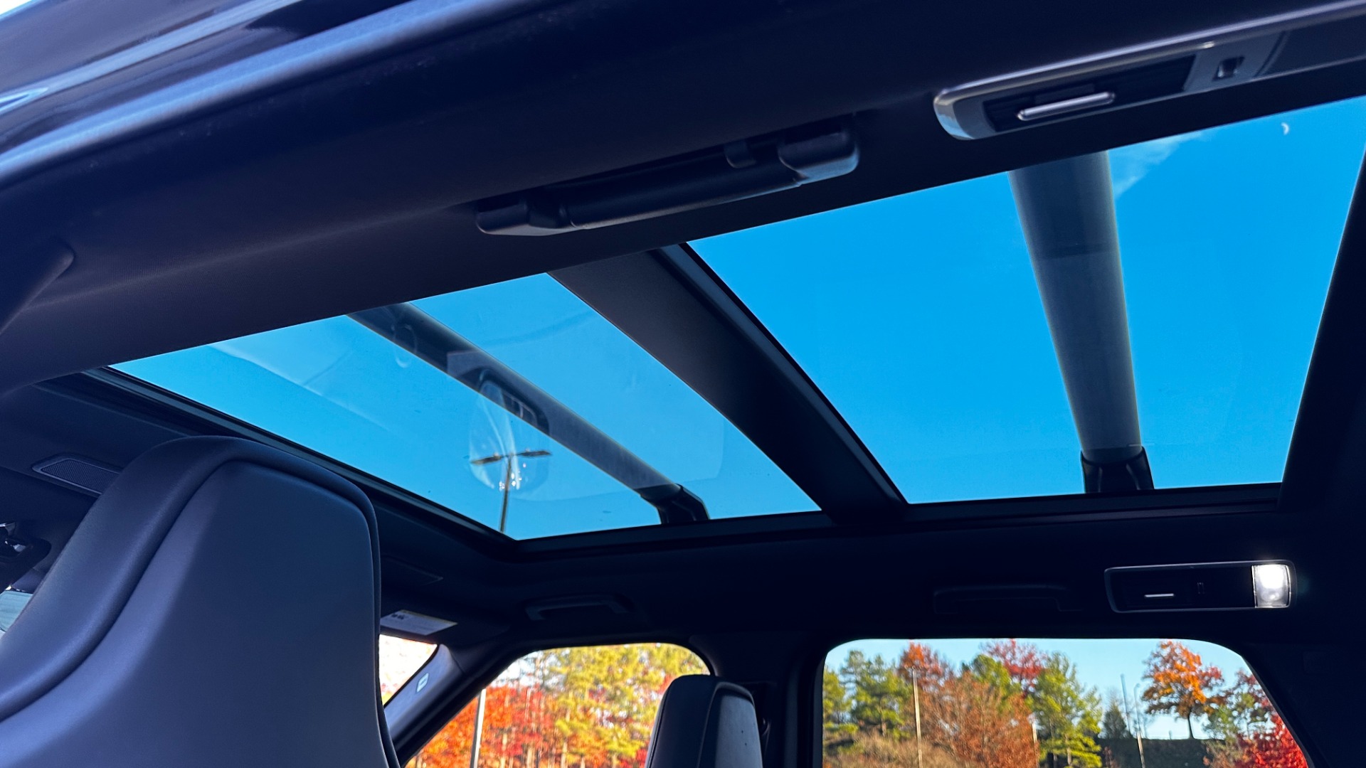 Used 2017 Land Rover Range Rover Sport SVR / DRIVE PRO PACKAGE / MERIDIAN SURROUND SOUND / SUPERCHARGED V8 / PANOR for sale Sold at Formula Imports in Charlotte NC 28227 21