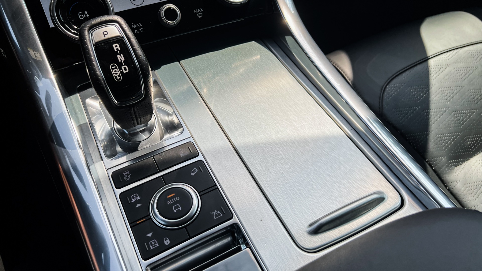 Used 2018 Land Rover Range Rover Sport SVR / SVO ULTRA METALLIC PAINT / MERIDIAN SIGNATURE / 22IN WHEELS for sale Sold at Formula Imports in Charlotte NC 28227 14