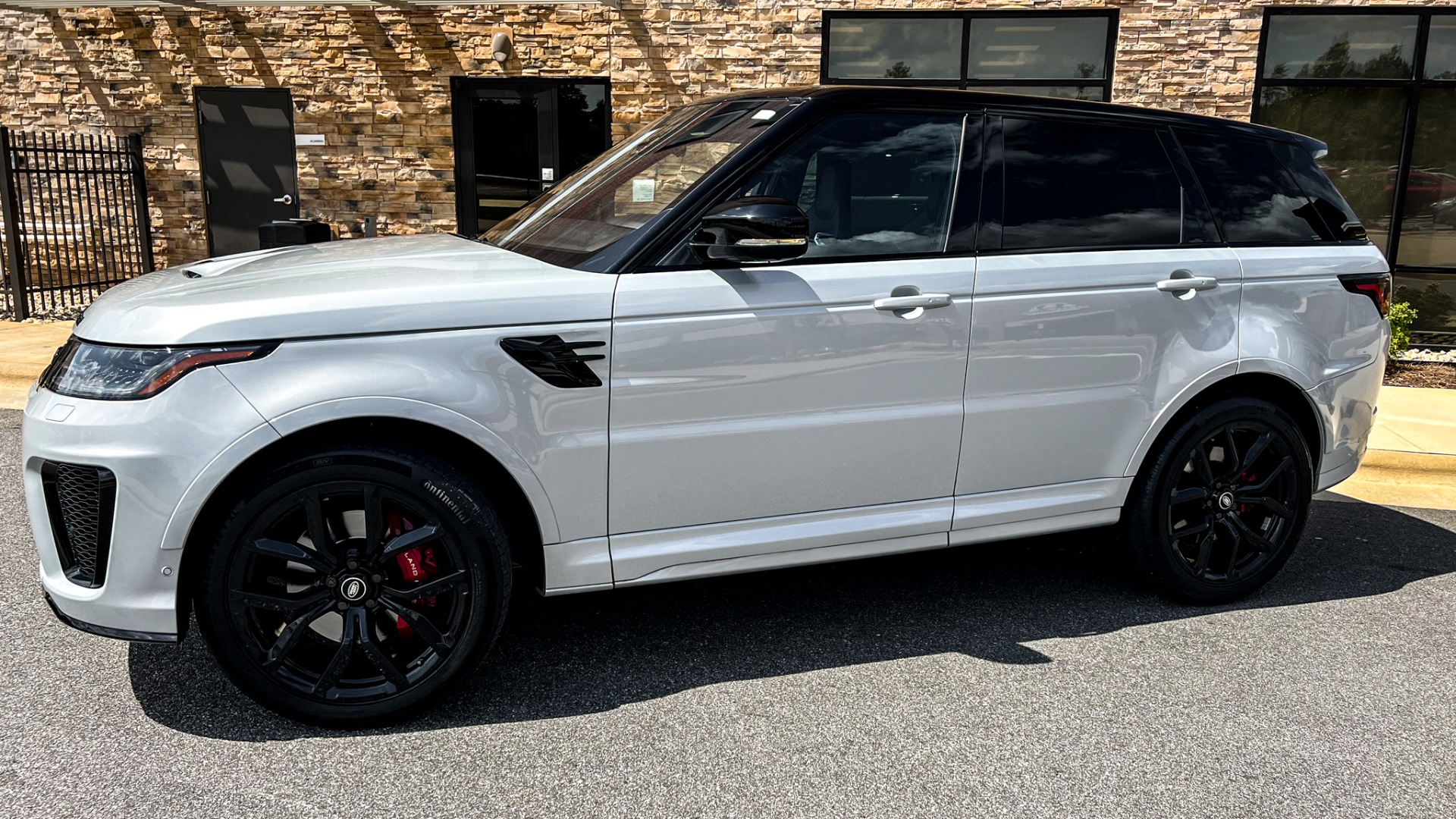 Used 2018 Land Rover Range Rover Sport SVR / SVO ULTRA METALLIC PAINT / MERIDIAN SIGNATURE / 22IN WHEELS for sale Sold at Formula Imports in Charlotte NC 28227 2