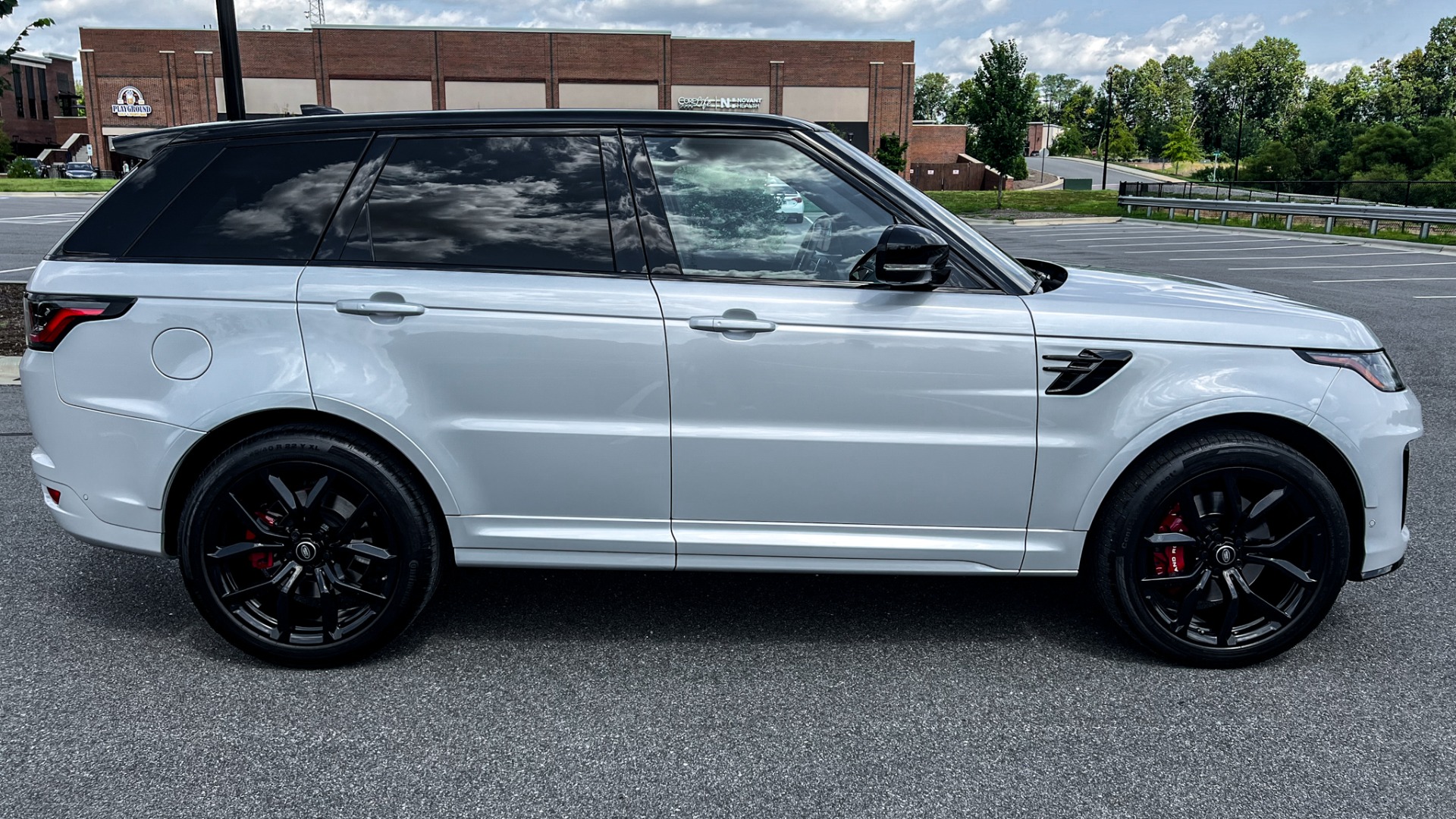 Used 2018 Land Rover Range Rover Sport SVR / SVO ULTRA METALLIC PAINT / MERIDIAN SIGNATURE / 22IN WHEELS for sale Sold at Formula Imports in Charlotte NC 28227 4