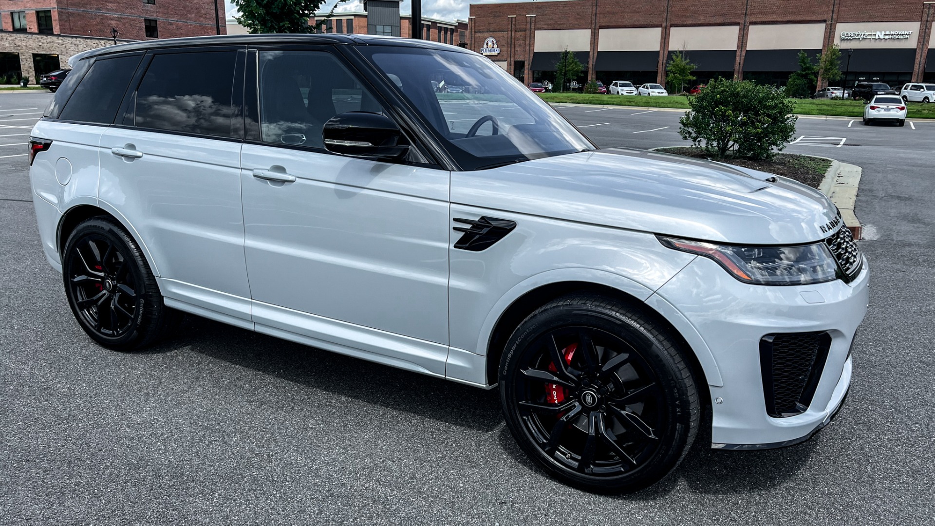 Used 2018 Land Rover Range Rover Sport SVR / SVO ULTRA METALLIC PAINT / MERIDIAN SIGNATURE / 22IN WHEELS for sale Sold at Formula Imports in Charlotte NC 28227 6