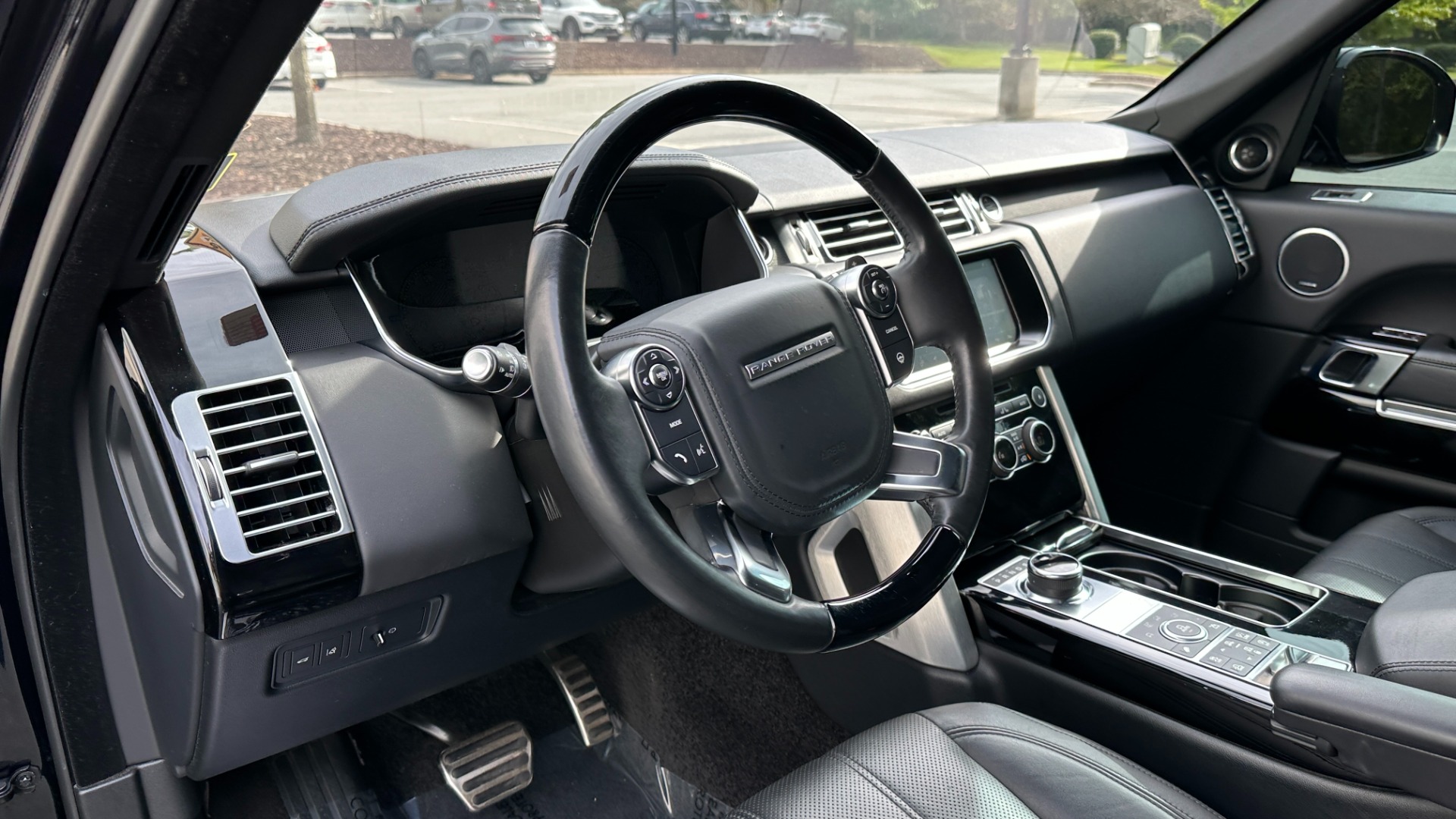 Used 2017 Land Rover RANGE ROVER SC V8 / VISION ASST / DRIVE PKG / MERIDIAN SOUND / PANO-ROOF / NAV / BSM for sale Sold at Formula Imports in Charlotte NC 28227 11