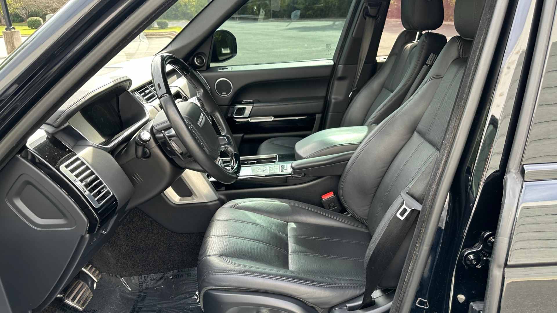 Used 2017 Land Rover Range Rover SC V8 / VISION ASST / DRIVE PKG / MERIDIAN SOUND / PANO-ROOF / NAV / BSM for sale $49,999 at Formula Imports in Charlotte NC 28227 12
