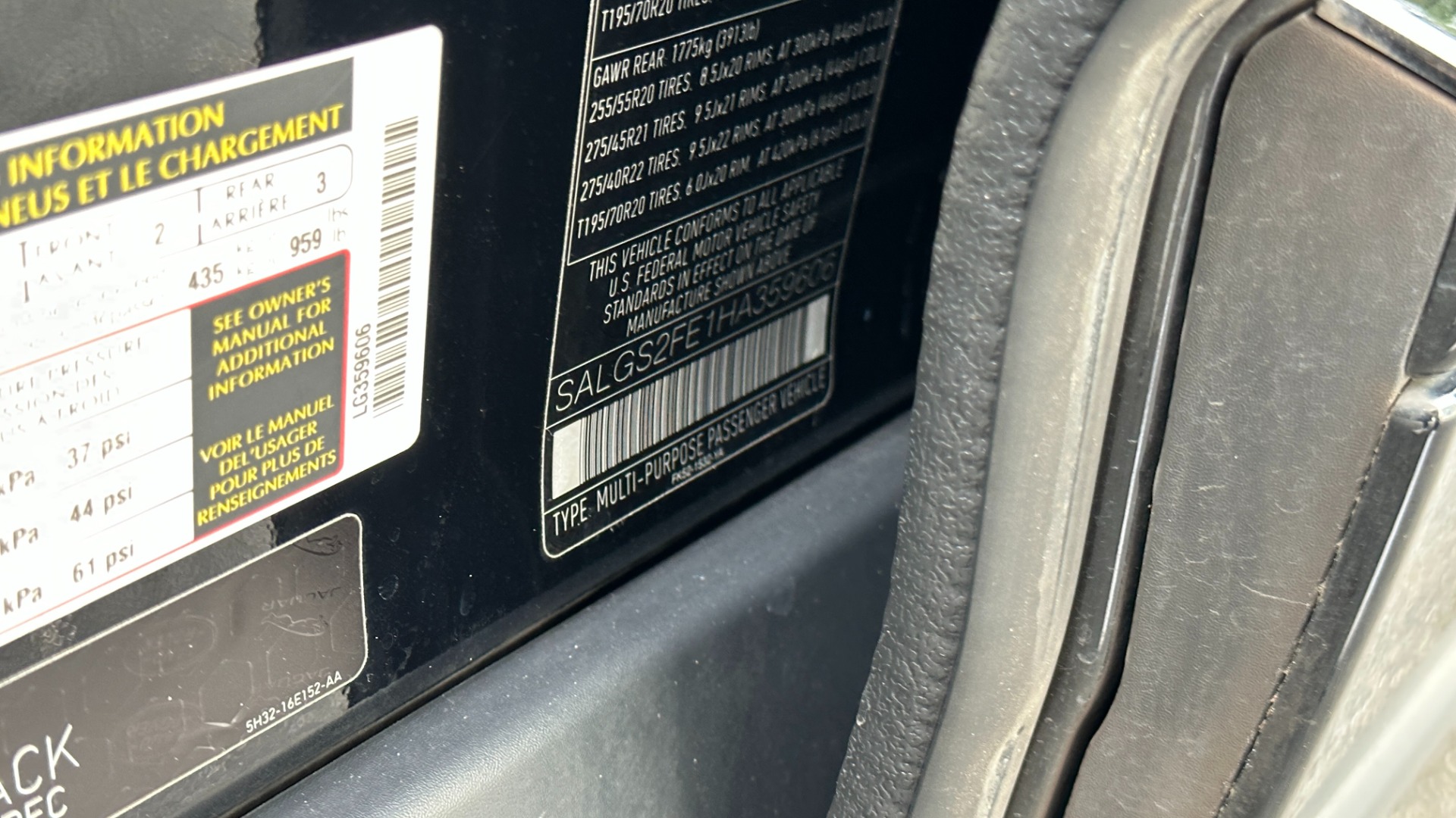 Used 2017 Land Rover Range Rover SC V8 / VISION ASST / DRIVE PKG / MERIDIAN SOUND / PANO-ROOF / NAV / BSM for sale $49,999 at Formula Imports in Charlotte NC 28227 15