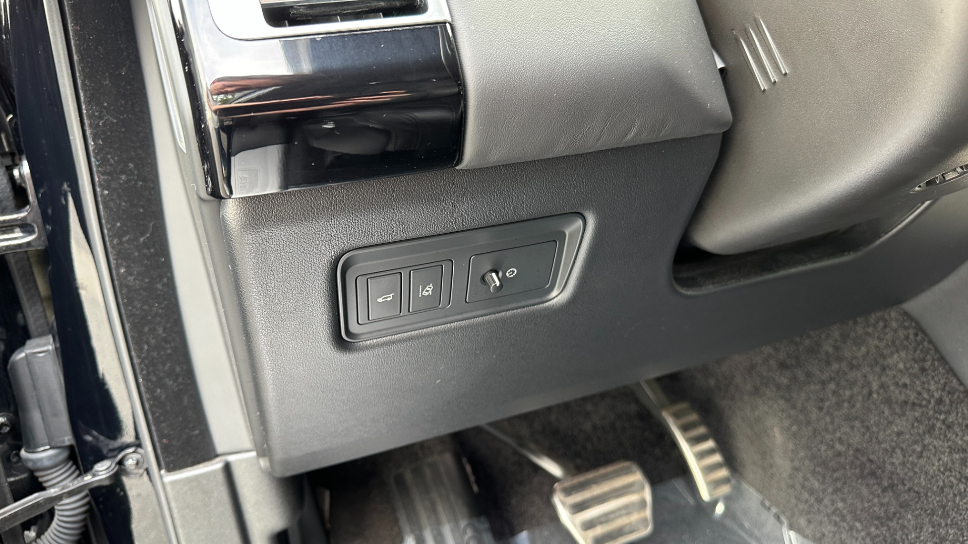 Used 2017 Land Rover Range Rover SC V8 / VISION ASST / DRIVE PKG / MERIDIAN SOUND / PANO-ROOF / NAV / BSM for sale $49,999 at Formula Imports in Charlotte NC 28227 17