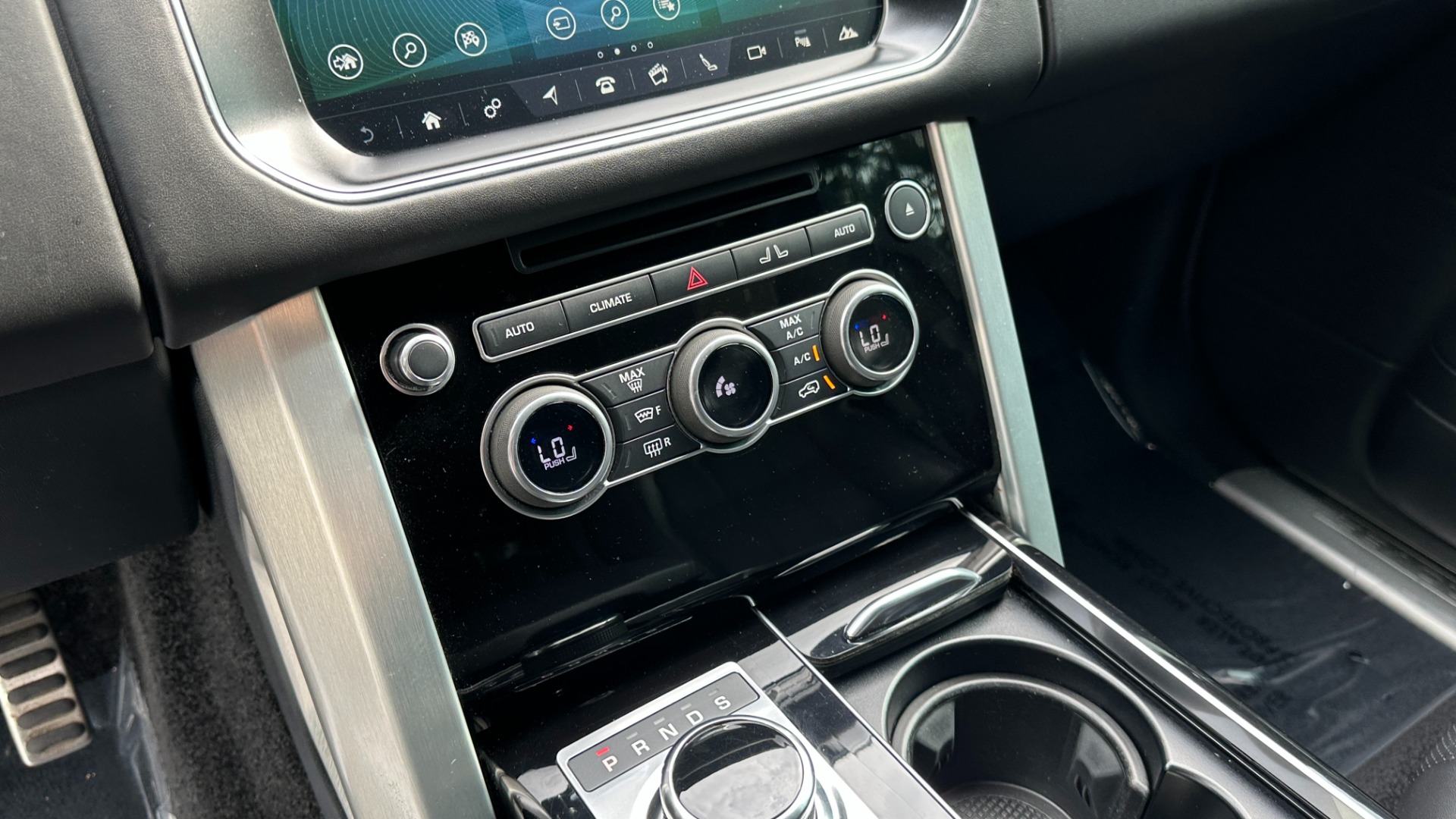 Used 2017 Land Rover Range Rover SC V8 / VISION ASST / DRIVE PKG / MERIDIAN SOUND / PANO-ROOF / NAV / BSM for sale $49,999 at Formula Imports in Charlotte NC 28227 19
