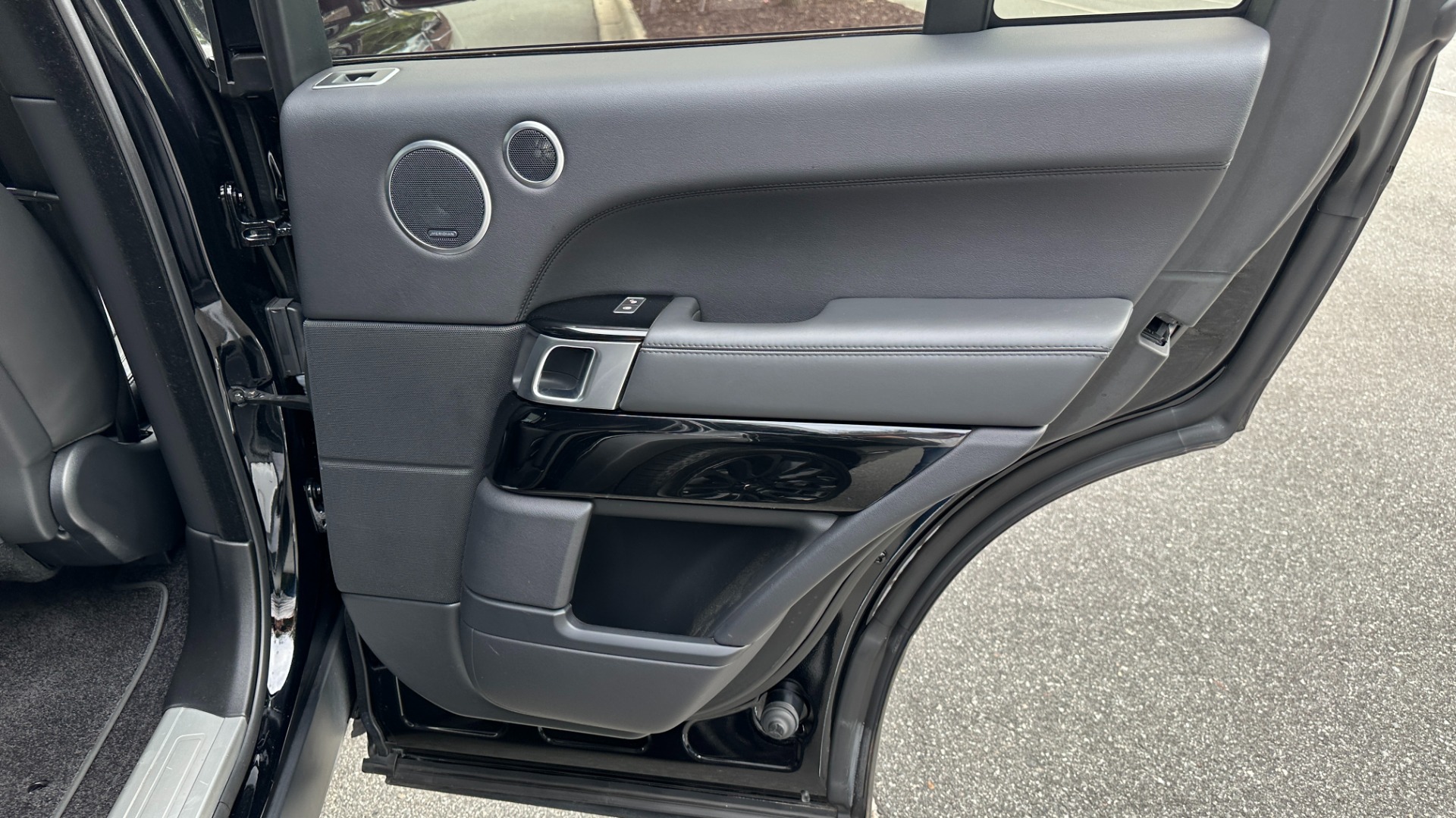 Used 2017 Land Rover Range Rover SC V8 / VISION ASST / DRIVE PKG / MERIDIAN SOUND / PANO-ROOF / NAV / BSM for sale $49,999 at Formula Imports in Charlotte NC 28227 29