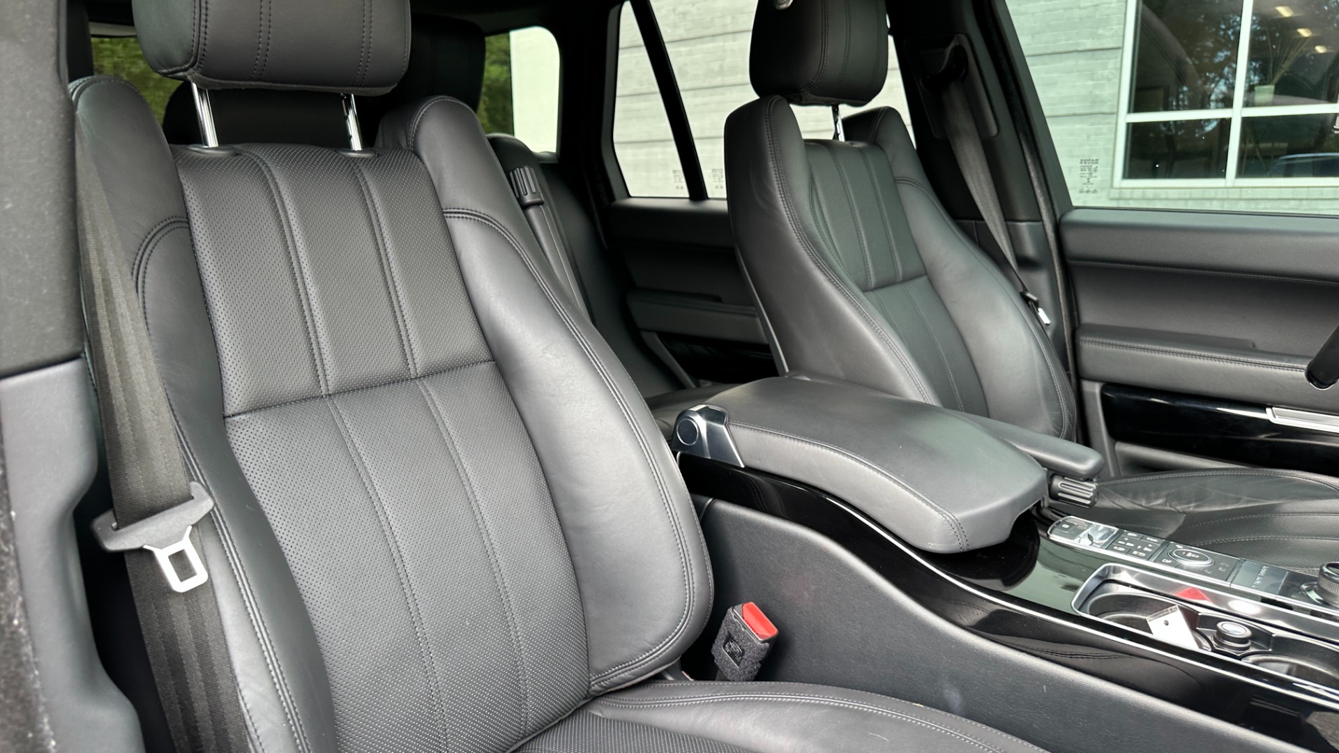 Used 2017 Land Rover Range Rover SC V8 / VISION ASST / DRIVE PKG / MERIDIAN SOUND / PANO-ROOF / NAV / BSM for sale $49,999 at Formula Imports in Charlotte NC 28227 34