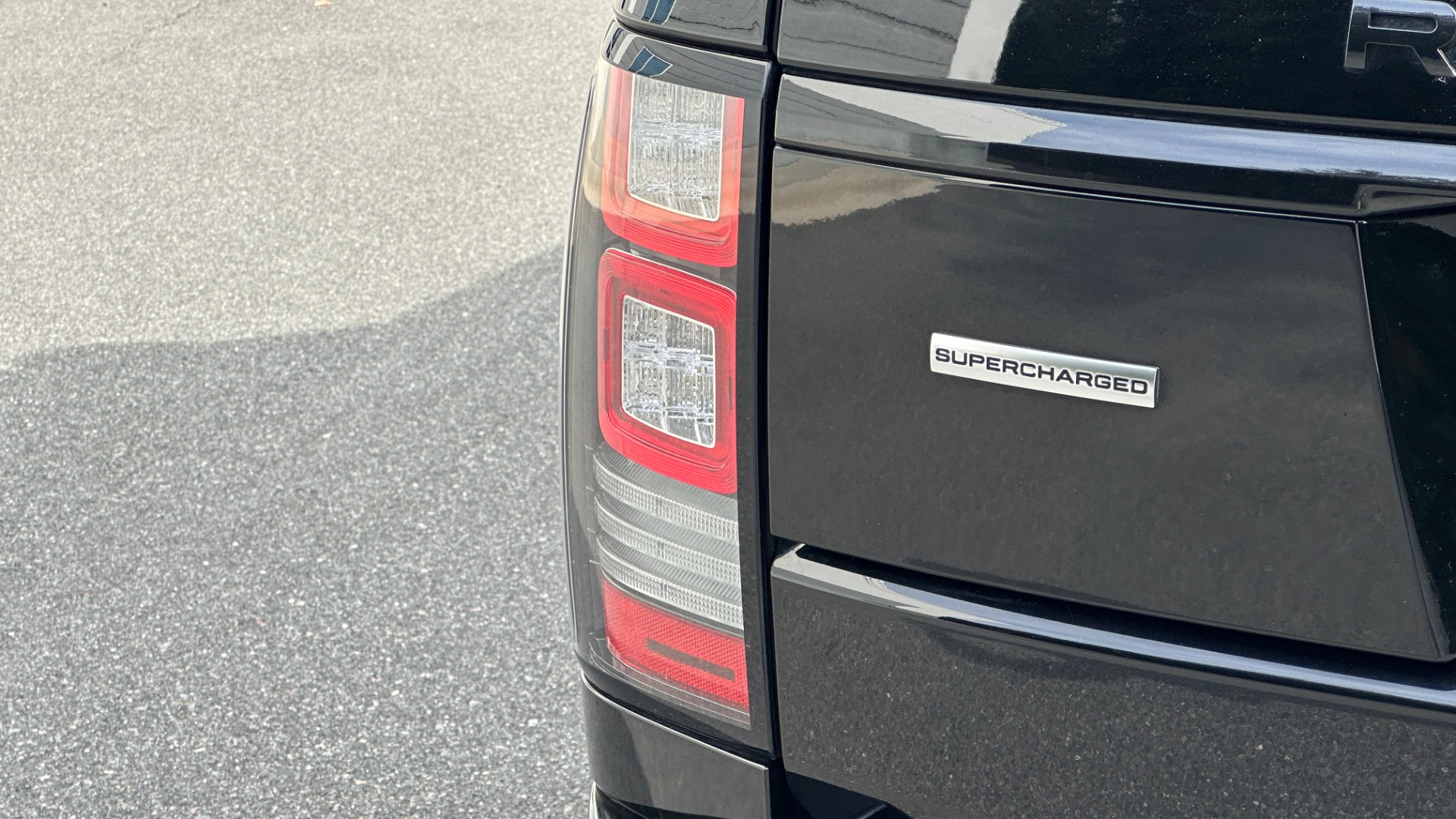 Used 2017 Land Rover Range Rover SC V8 / VISION ASST / DRIVE PKG / MERIDIAN SOUND / PANO-ROOF / NAV / BSM for sale $49,999 at Formula Imports in Charlotte NC 28227 43