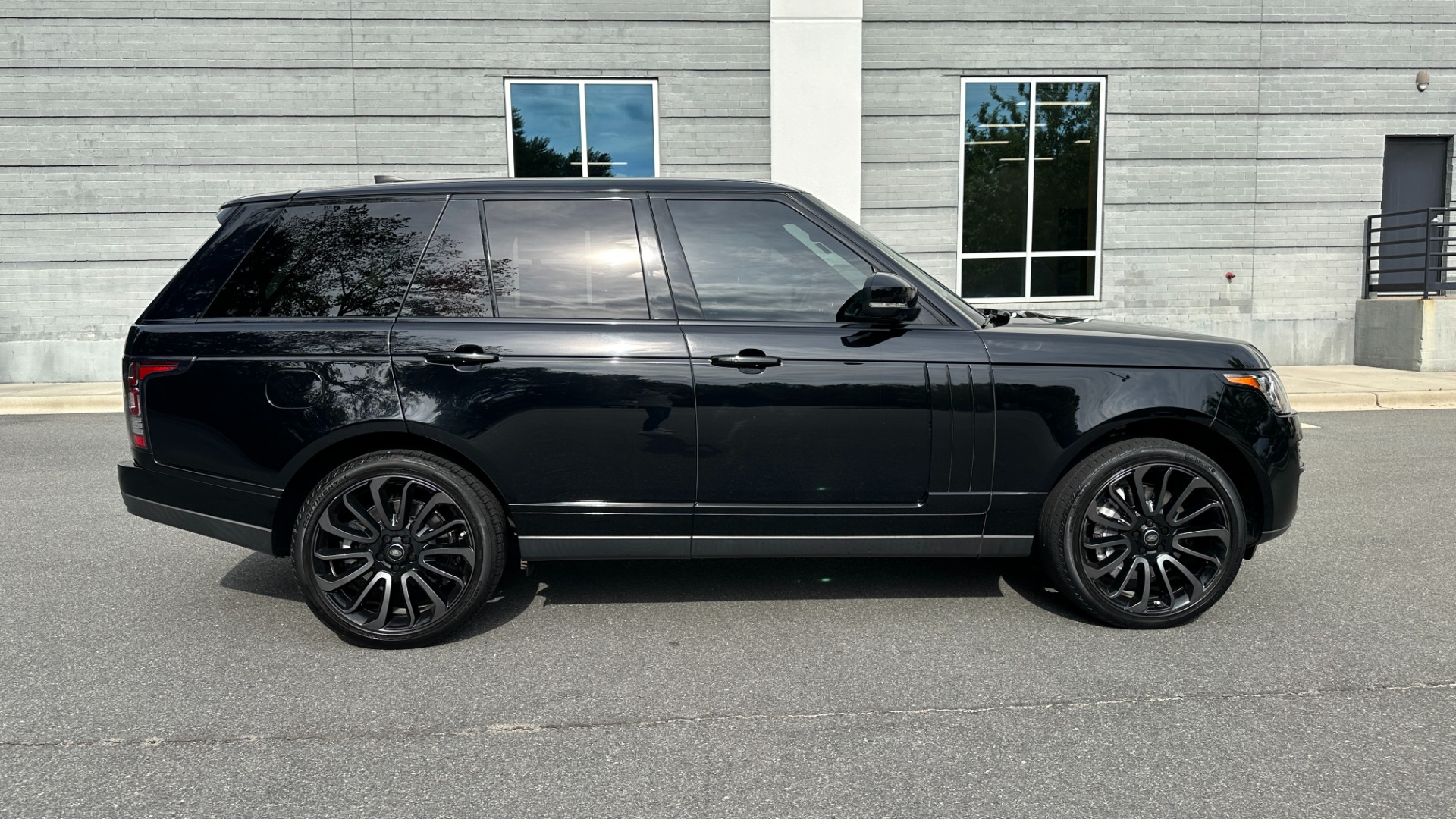 Used 2017 Land Rover RANGE ROVER SC V8 / VISION ASST / DRIVE PKG / MERIDIAN SOUND / PANO-ROOF / NAV / BSM for sale Sold at Formula Imports in Charlotte NC 28227 6