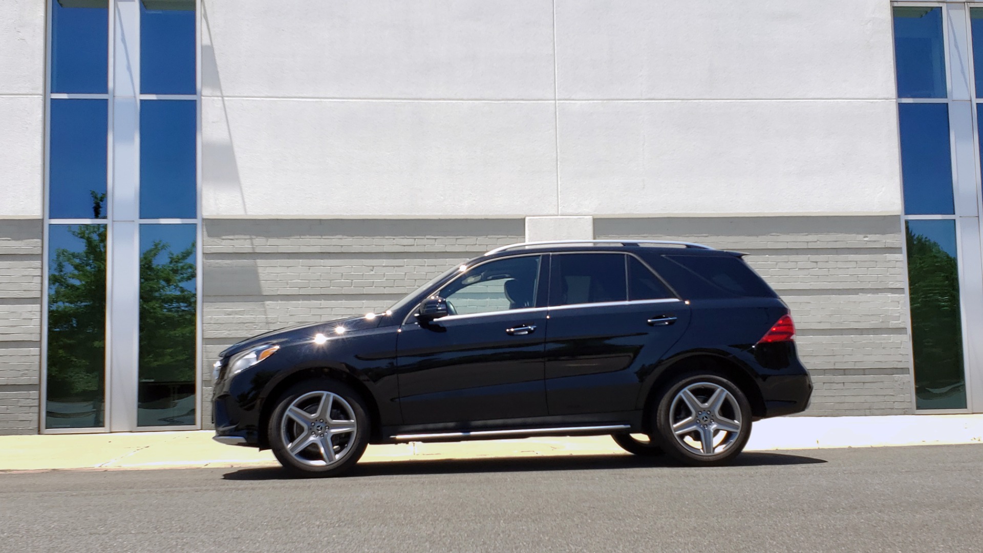 Used 2018 Mercedes-Benz GLE 350 4MATIC PREMIUM / NAV / AMG LINE INT / H/K SND / SUNROOF / REARVIEW for sale Sold at Formula Imports in Charlotte NC 28227 5