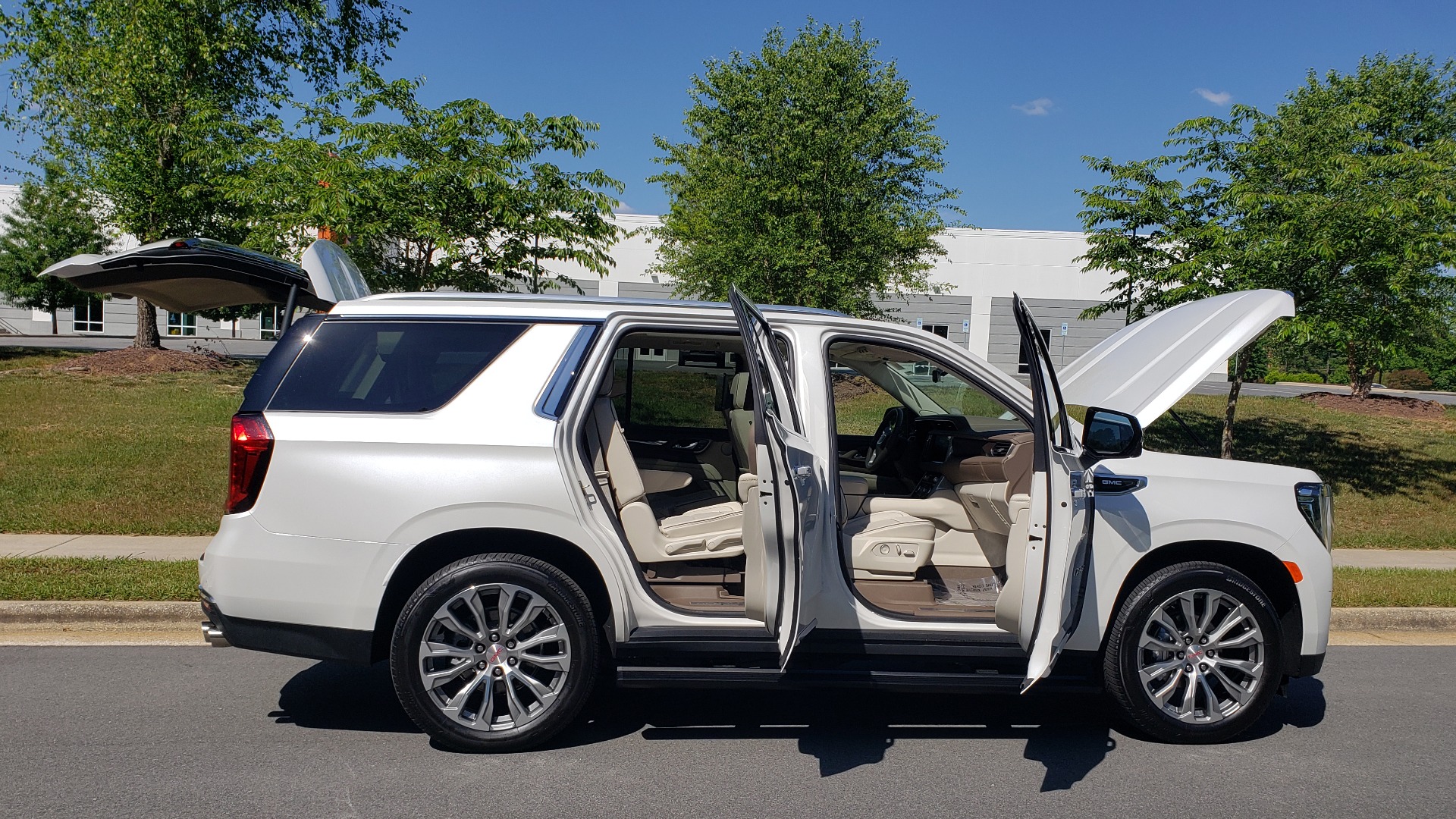 Used 2021 GMC YUKON DENALI PREM / 4WD / NAV / TECH / TRAILER / SECURITY / SUNROOF for sale Sold at Formula Imports in Charlotte NC 28227 19