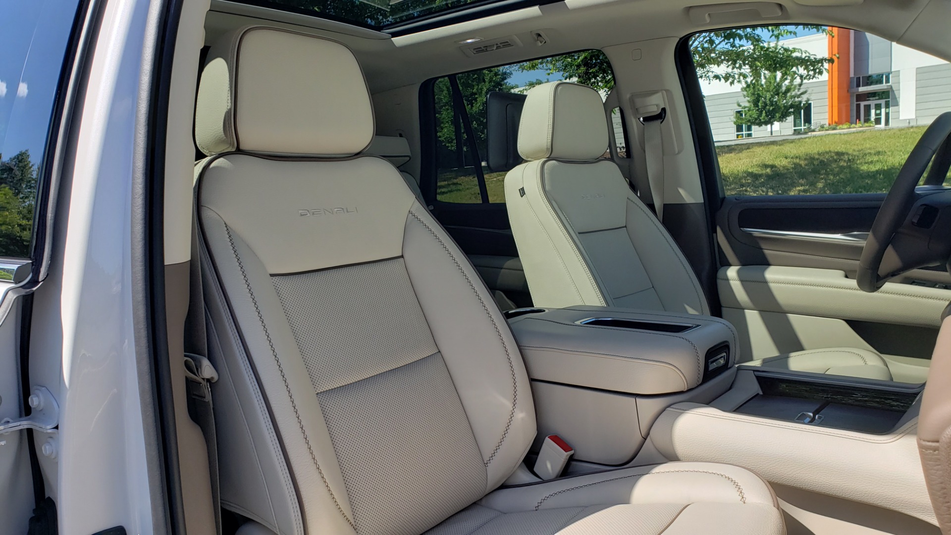 Used 2021 GMC YUKON DENALI PREM / 4WD / NAV / TECH / TRAILER / SECURITY / SUNROOF for sale Sold at Formula Imports in Charlotte NC 28227 24