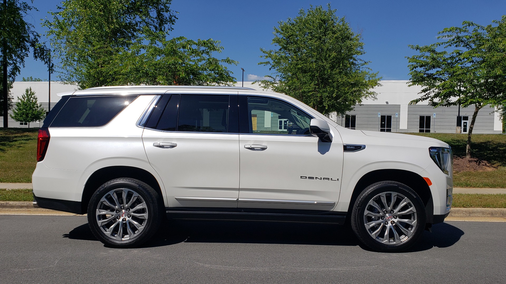 Used 2021 GMC YUKON DENALI PREM / 4WD / NAV / TECH / TRAILER / SECURITY / SUNROOF for sale Sold at Formula Imports in Charlotte NC 28227 5