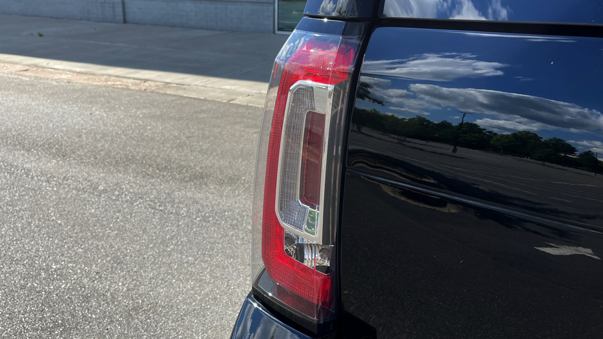 Used 2017 GMC YUKON DENALI 4WD / OPEN ROAD / NAV / ENTERTAINMENT / SUNROOF / ADAPT CRUISE for sale Sold at Formula Imports in Charlotte NC 28227 28