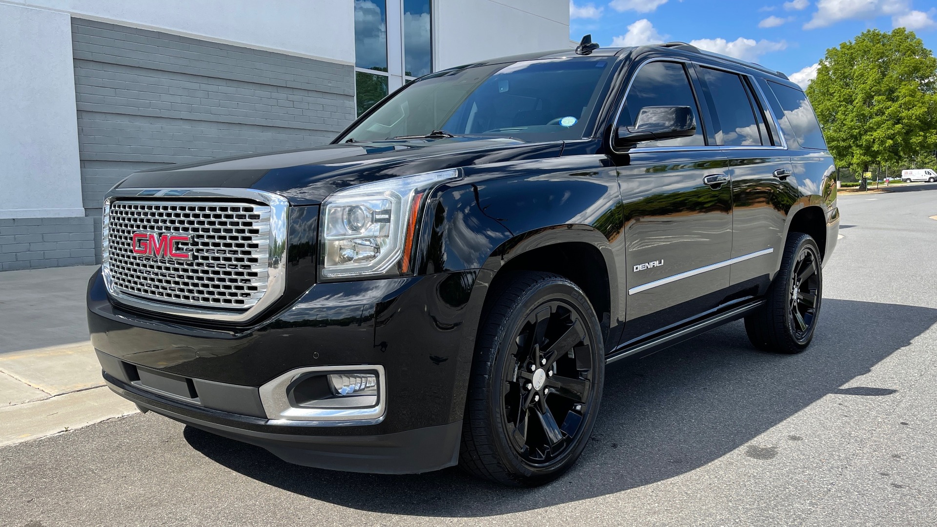 Used 2017 GMC YUKON DENALI 4WD / OPEN ROAD / NAV / ENTERTAINMENT / SUNROOF / ADAPT CRUISE for sale Sold at Formula Imports in Charlotte NC 28227 3