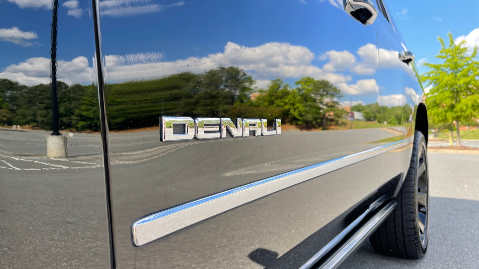 Used 2017 GMC YUKON DENALI 4WD / OPEN ROAD / NAV / ENTERTAINMENT / SUNROOF / ADAPT CRUISE for sale Sold at Formula Imports in Charlotte NC 28227 5