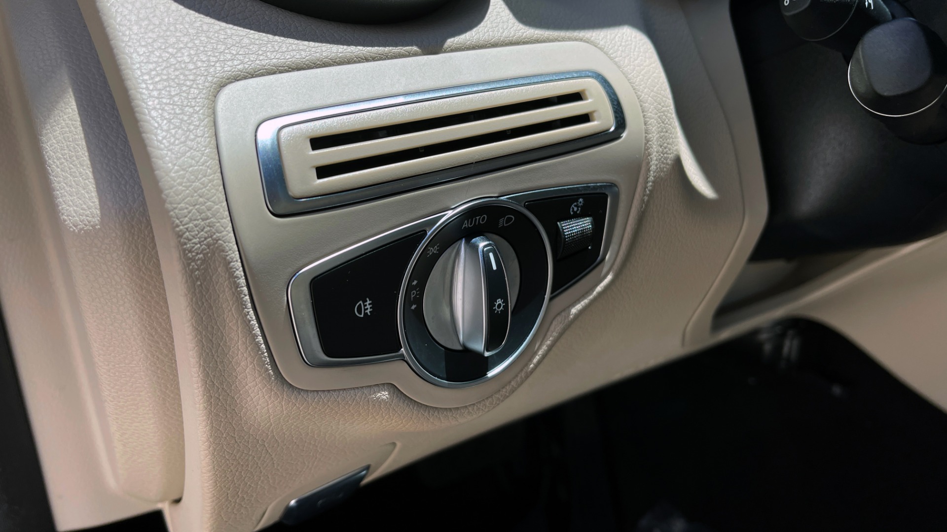 Used 2018 Mercedes-Benz C-CLASS C 300 PREMIUM / KEYLESS-GO / PANO-ROOF / BURMESTER / REARVIEW for sale Sold at Formula Imports in Charlotte NC 28227 34