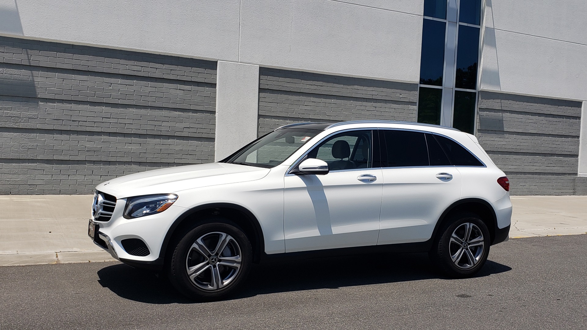 Used 2018 Mercedes-Benz GLC 300 4MATIC PREMIUM / PANO-ROOF / HTD STS / APPLE / REARVIEW for sale Sold at Formula Imports in Charlotte NC 28227 3