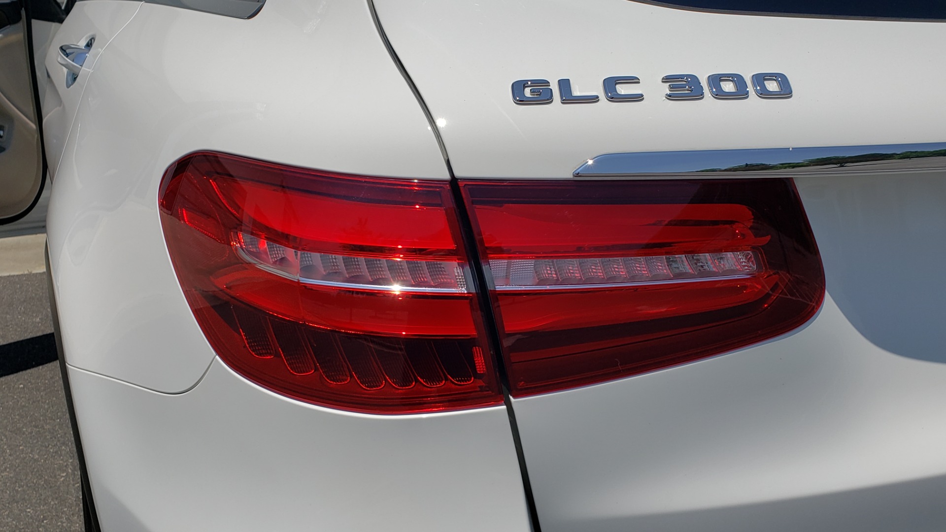 Used 2018 Mercedes-Benz GLC 300 4MATIC PREMIUM / PANO-ROOF / HTD STS / APPLE / REARVIEW for sale Sold at Formula Imports in Charlotte NC 28227 31