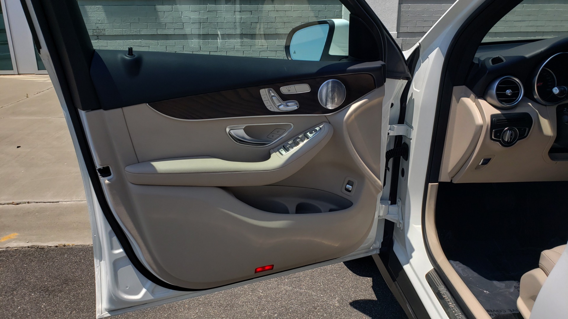 Used 2018 Mercedes-Benz GLC 300 4MATIC PREMIUM / PANO-ROOF / HTD STS / APPLE / REARVIEW for sale Sold at Formula Imports in Charlotte NC 28227 33