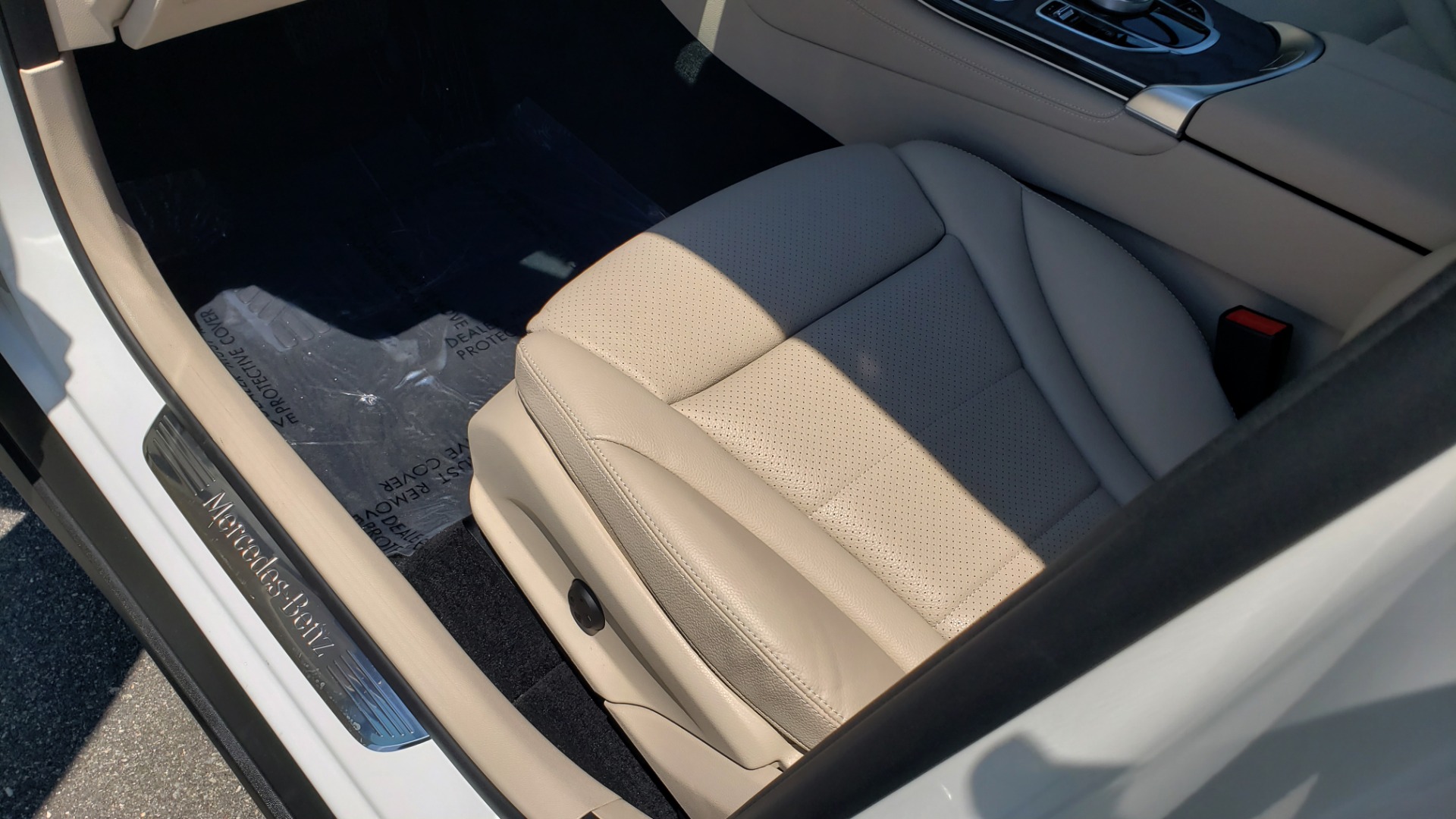 Used 2018 Mercedes-Benz GLC 300 4MATIC PREMIUM / PANO-ROOF / HTD STS / APPLE / REARVIEW for sale Sold at Formula Imports in Charlotte NC 28227 35