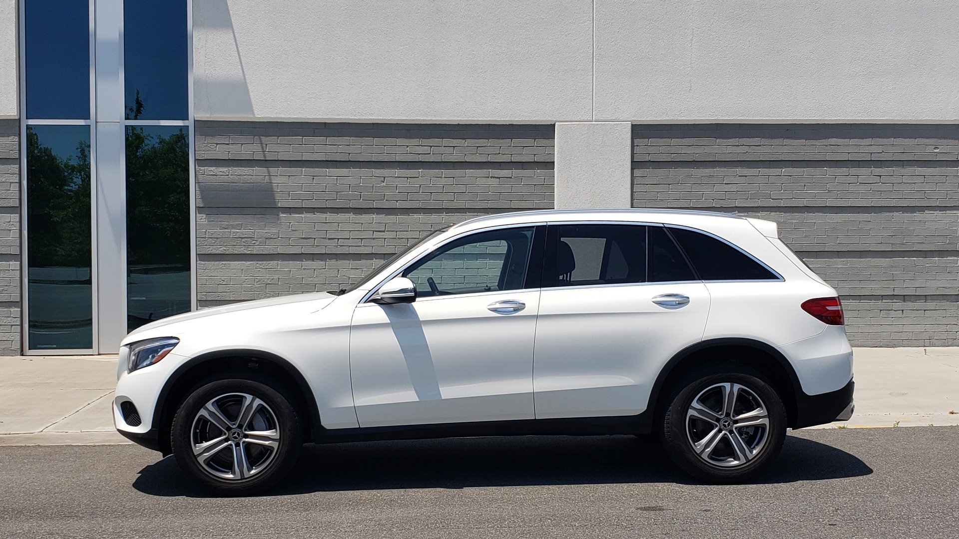 Used 2018 Mercedes-Benz GLC 300 4MATIC PREMIUM / PANO-ROOF / HTD STS / APPLE / REARVIEW for sale Sold at Formula Imports in Charlotte NC 28227 4