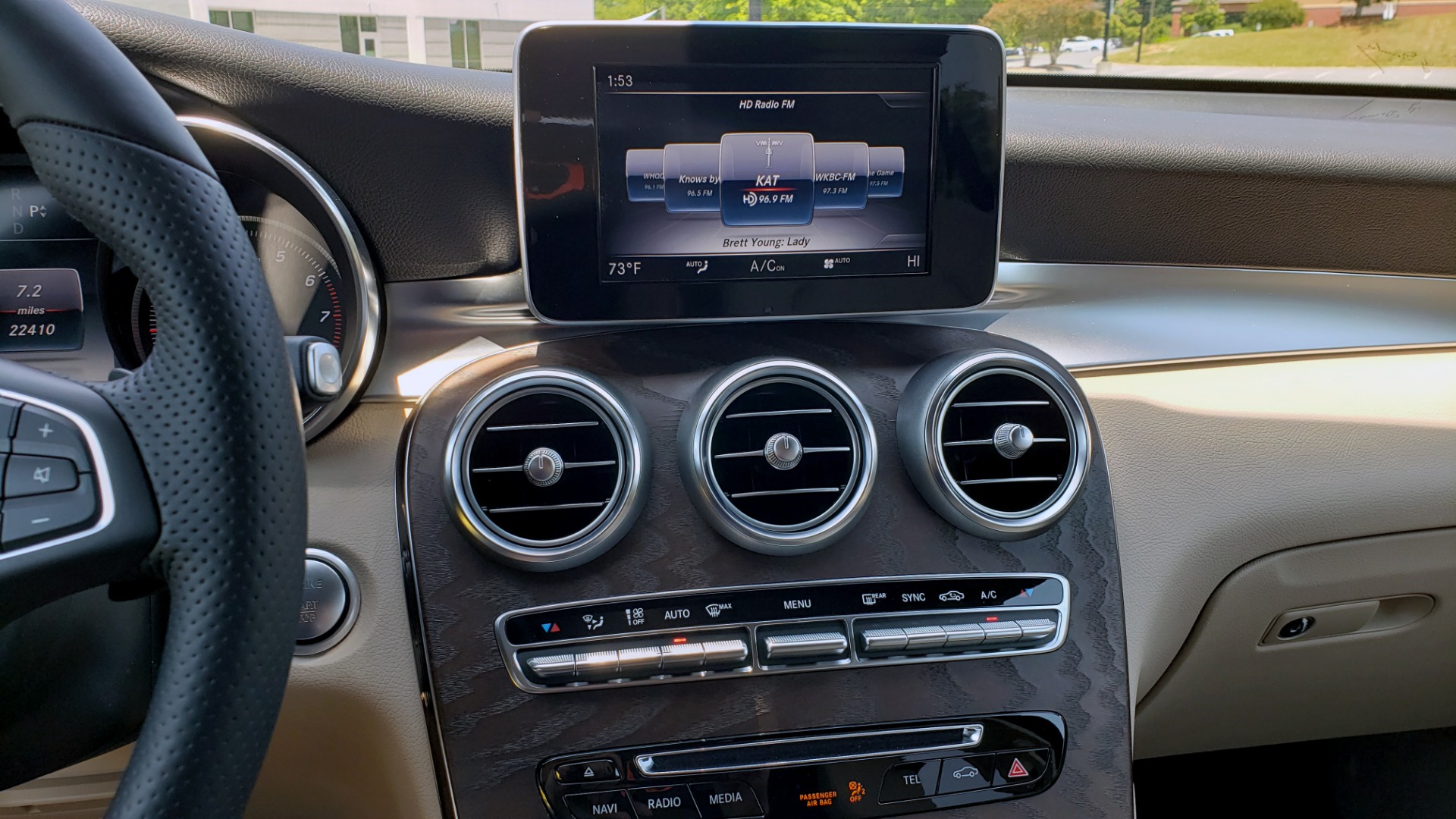 Used 2018 Mercedes-Benz GLC 300 4MATIC PREMIUM / PANO-ROOF / HTD STS / APPLE / REARVIEW for sale Sold at Formula Imports in Charlotte NC 28227 47