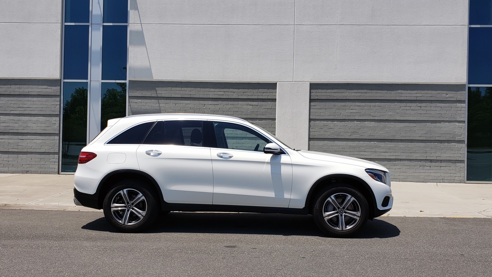 Used 2018 Mercedes-Benz GLC 300 4MATIC PREMIUM / PANO-ROOF / HTD STS / APPLE / REARVIEW for sale Sold at Formula Imports in Charlotte NC 28227 8