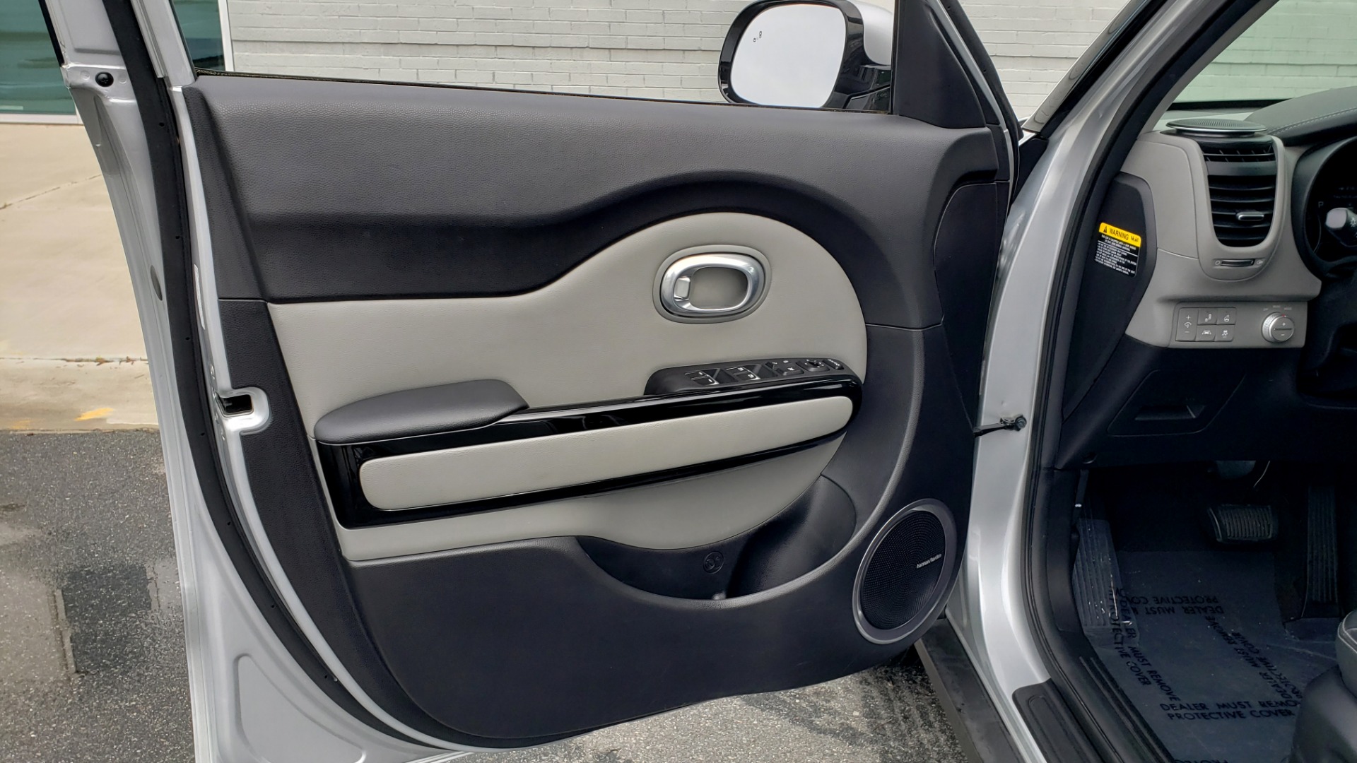 Used 2017 Kia SOUL PLUS / NAV / SUNROOF / LEATHER / HTD STS / REARVIEW for sale $16,995 at Formula Imports in Charlotte NC 28227 30