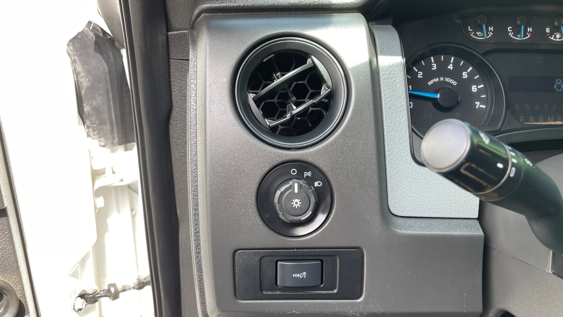 Used 2013 Ford F-150 XL / 2WD / V6 / AUTO / LONG BED / 145IN WB / WT / ROOF RACK / AUX TANK for sale Sold at Formula Imports in Charlotte NC 28227 31